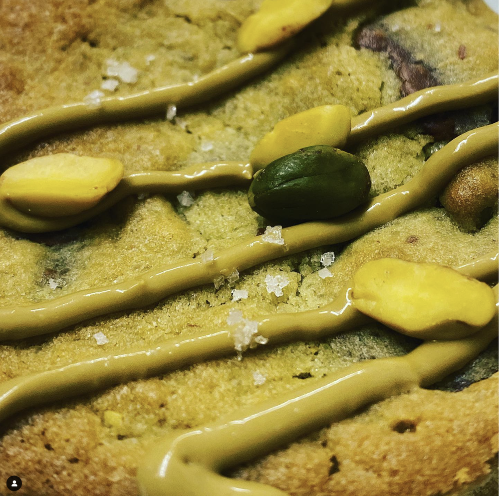 Gâteau avec décoration de pistaches, d'amandes et de caramel