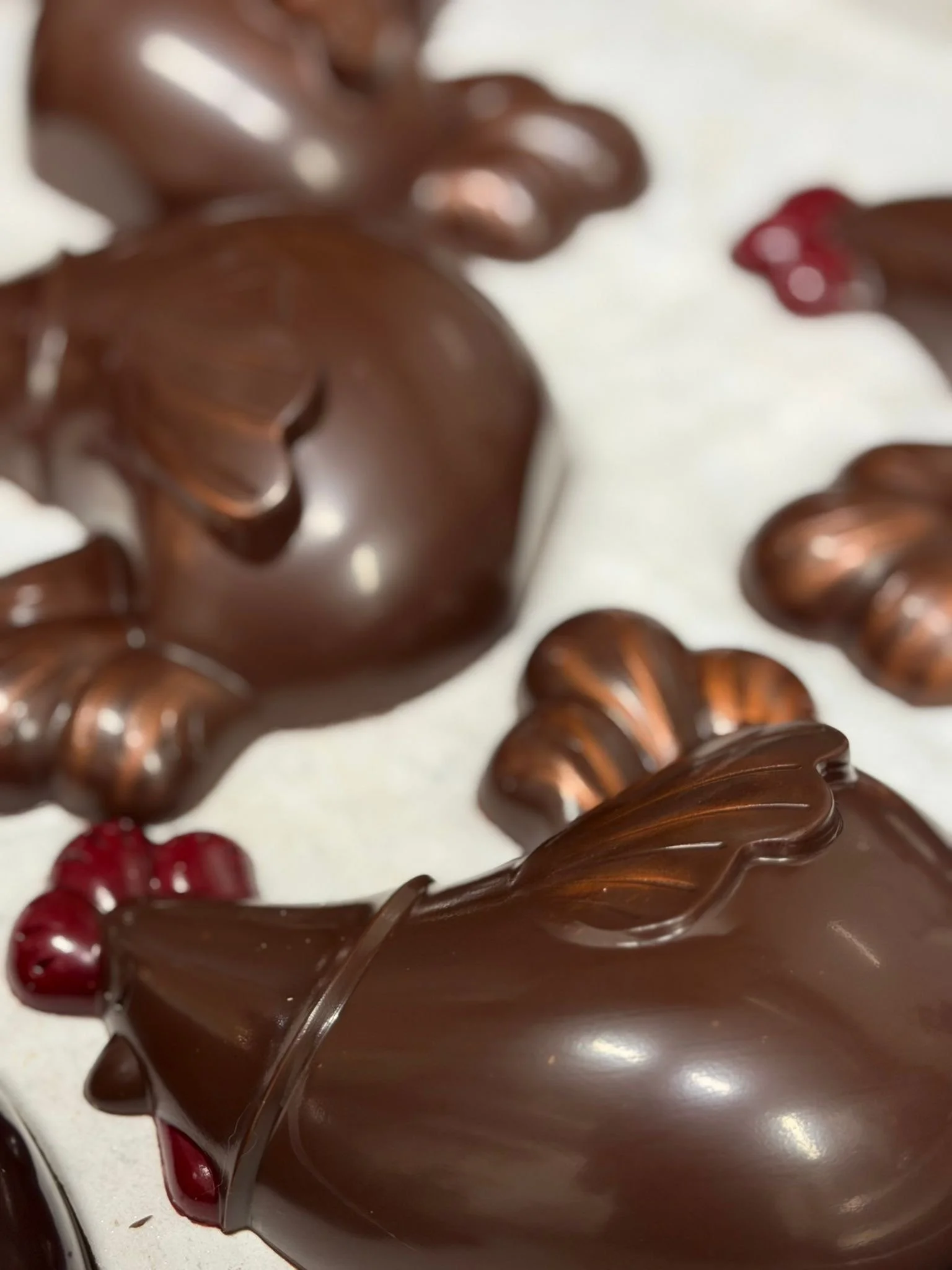 Chocolats en forme de hérissons avec des feuilles de menthe et des framboises