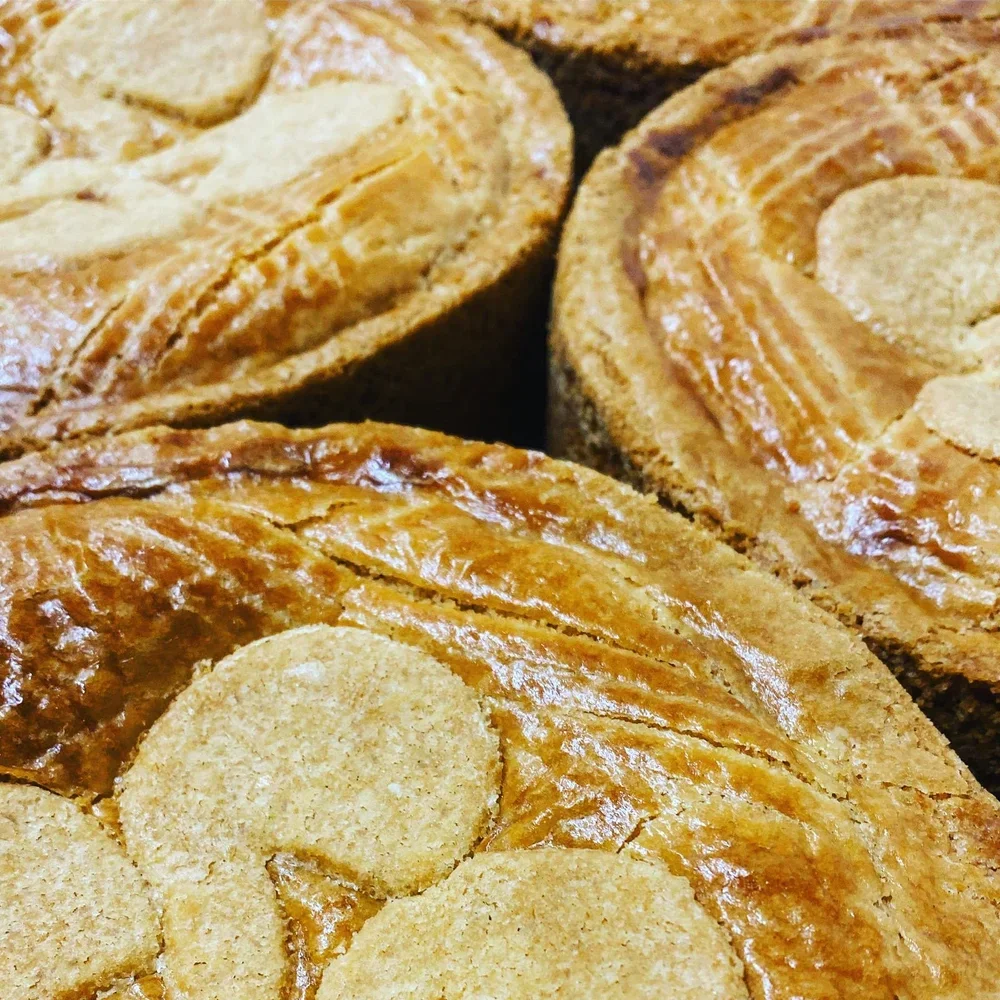 Gâteaux aux pommes avec une garniture croustillante et des tranches de pommes sur le dessus.