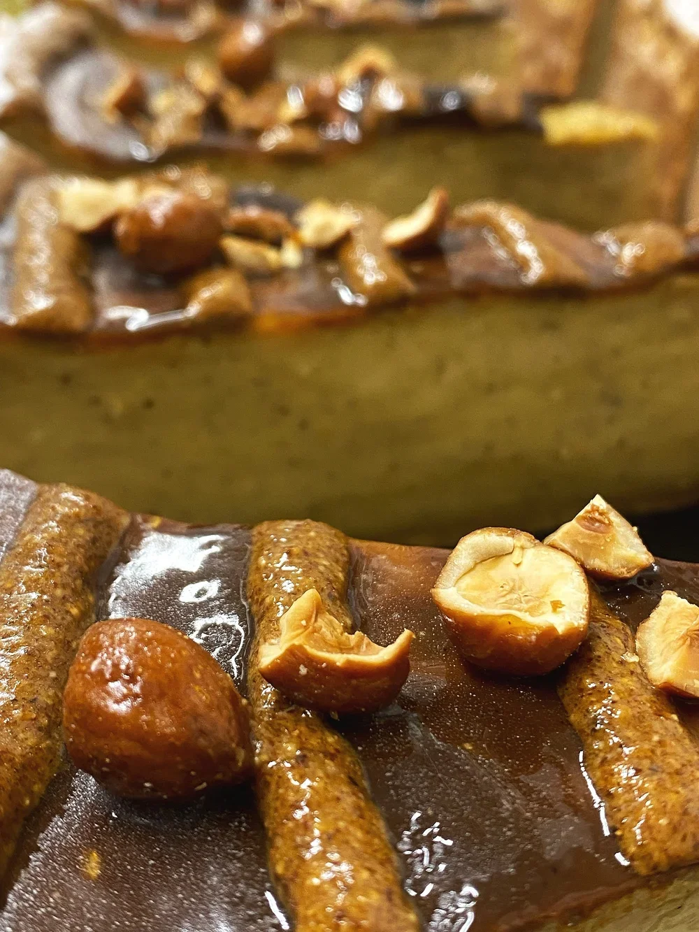 Gâteau au chocolat noir décoré avec des noix et des noisettes
