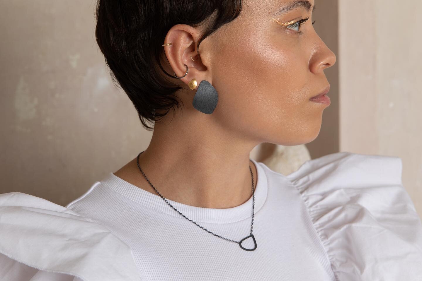 Freeform wing stud earrings in oxidised silver and 24ct gold vermeil. Gorgeous contrast of colour and oxidised medium wing necklace to finish the look. Available from my website link in bio. 

Model - @_siobhancorbin 
Photography - @lids_harper 
MUA 
