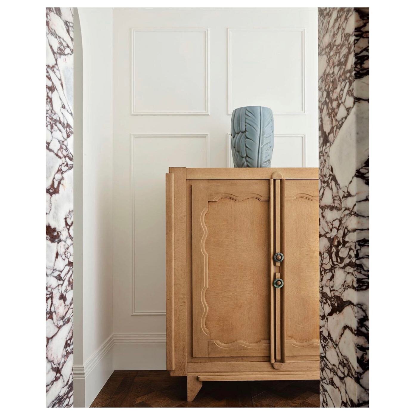 I am sourcing for a linen storage piece and came across this @tamsinjohnson post. How beautiful the detail of the scallop design on this unit and the colour of the Ash against Rosa Arabescato marble 👌🏼