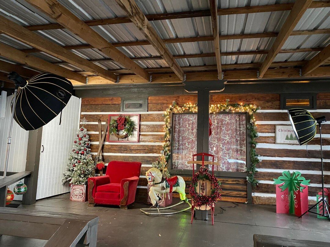 Hello again! We are set up and ready to go this morning! Don&rsquo;t worry about the rain, we got you covered. See you soon! 

Reserve your spot online at heathkelley.com #Conway #conwayarkansas #thevillageatpicklesgap #christmasphoto