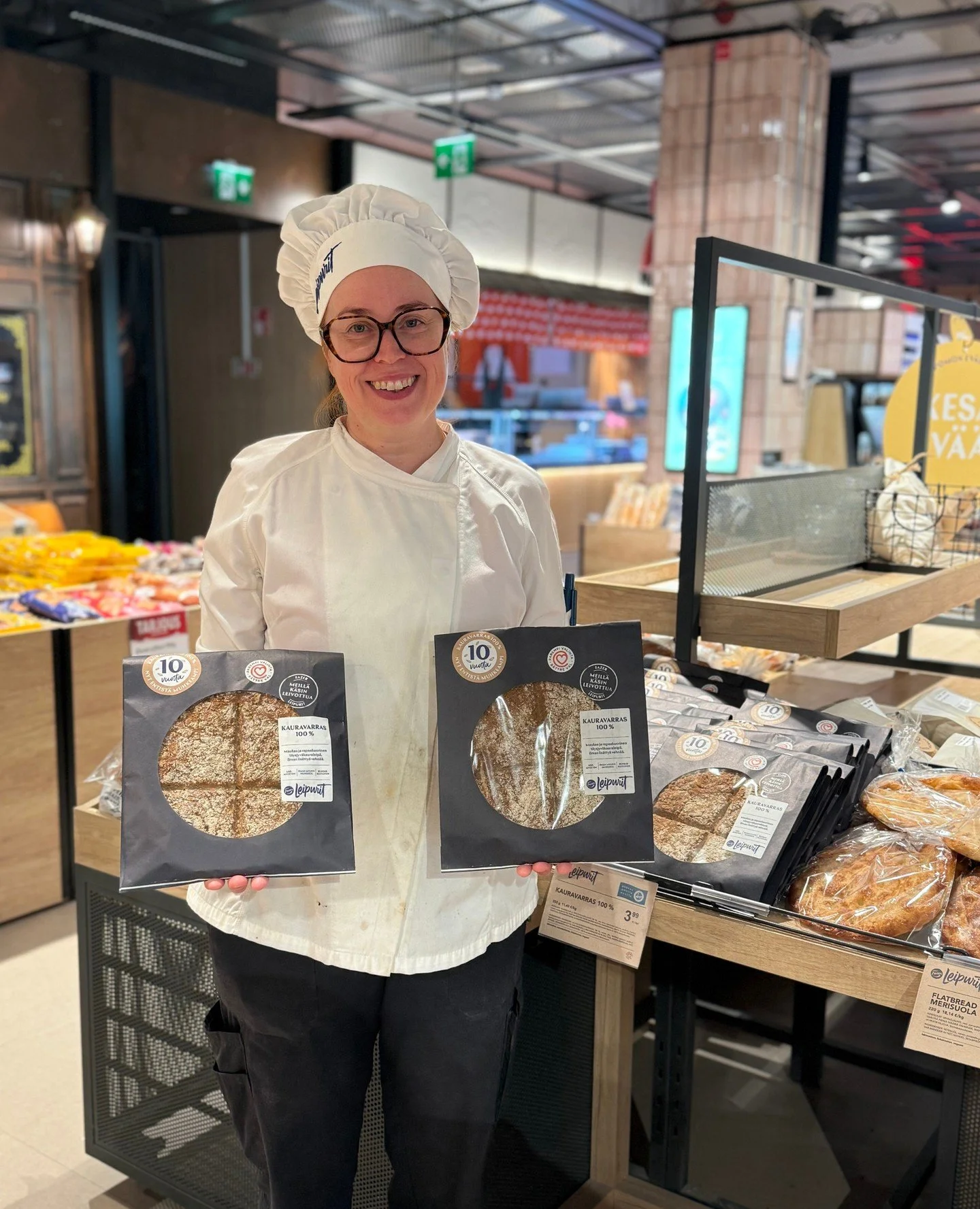 Leip&auml;vinkki arkeen leipureiltamme!⁠👩🏼&zwj;🍳⁠
⁠
T&auml;ll&auml; viikolla maanantaista keskiviikkoon:⁠
🥖Kauravarras 100% 3,49&euro;/kpl⁠
⁠
Kauravarras 100 % on nimens&auml; mukaisesti t&auml;ytt&auml; kotimaista kauraa ilman mit&auml;&auml;n y