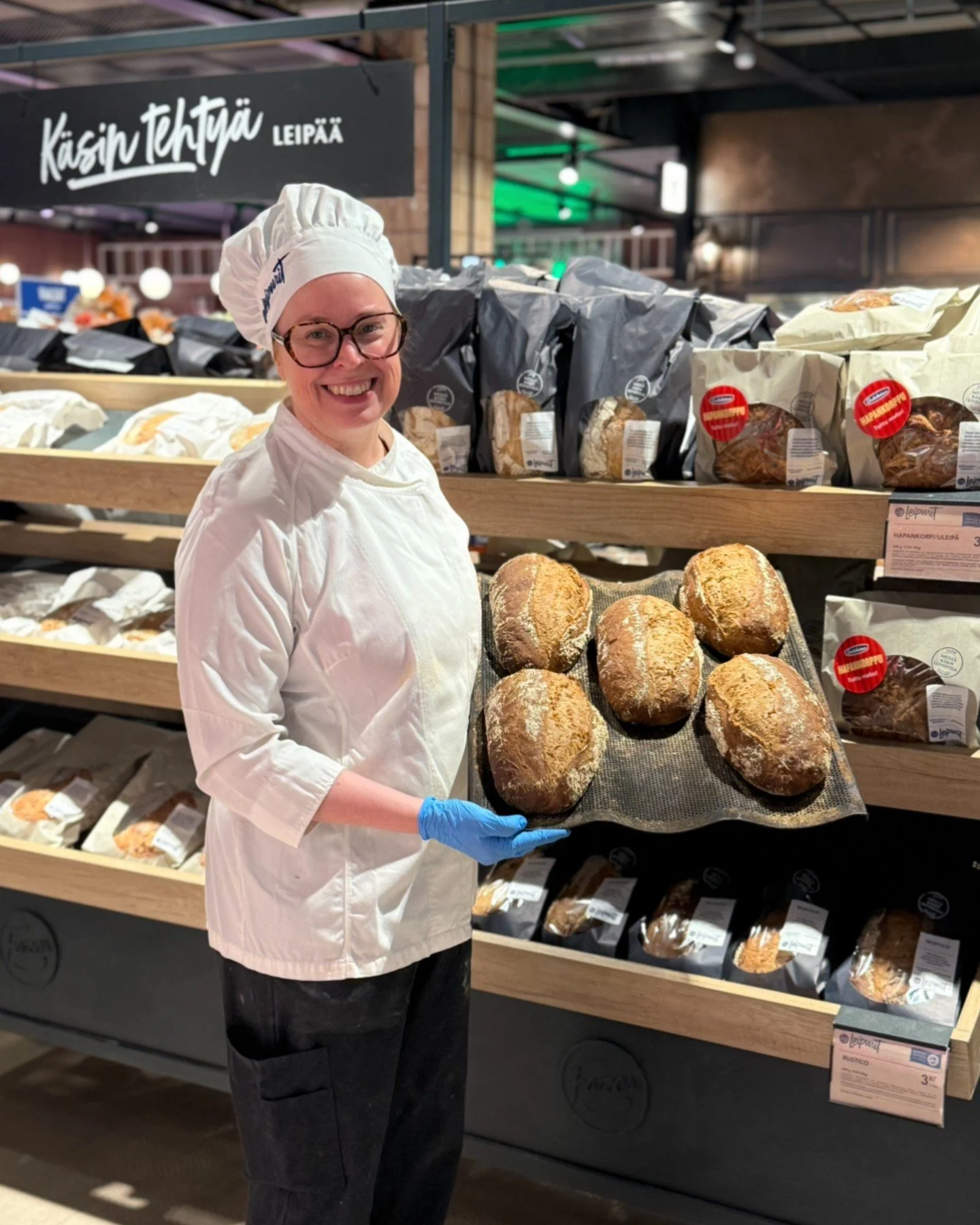 Kestosuosikki loppuviikkoon Leipureiltamme!👩🏼&zwj;🍳⁠
⁠
Rustico on vahvakuorinen ja luonteikas artesaanileip&auml;, joka leivotaan y&ouml;n yli lev&auml;nneest&auml; taikinasta. Rikas maku syntyy kotimaisen rukiin, maltaan, siemenien, merisuolan se