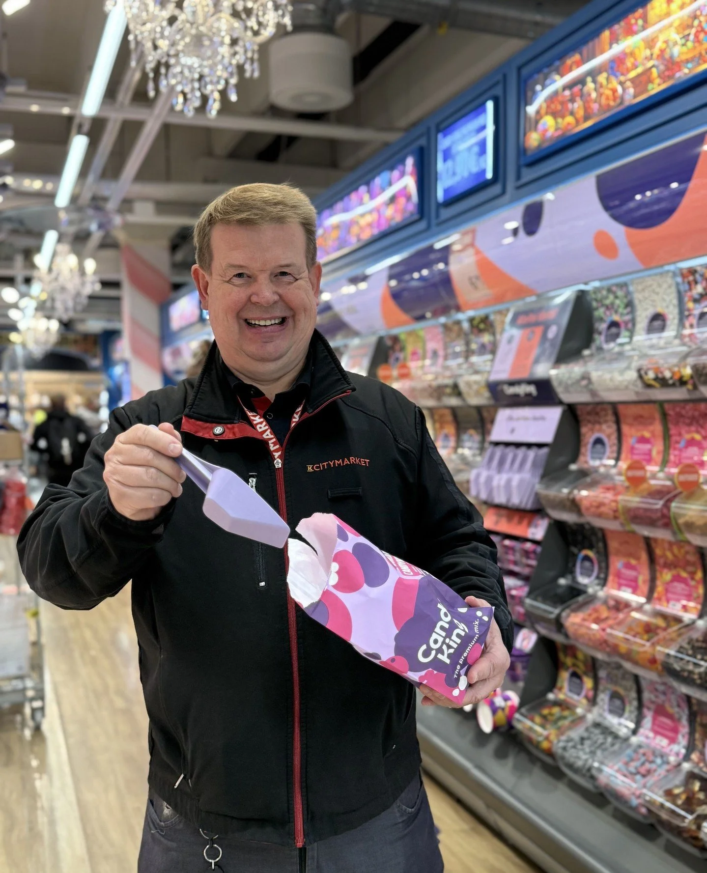 Megaedut ovat vallanneet osastomme!💥⁠
⁠
T&auml;ss&auml; muutamat henkil&ouml;kuntamme vinkit viikonloppuun:⁠
🍬Candy King Premium Mix irtokarkit 6,99&euro;/kg plussakortilla⁠
🍫Fazer suklaalevyt 10&euro;/4 kpl plussakortilla⁠
⁠
🍽️Felix pakasteateri
