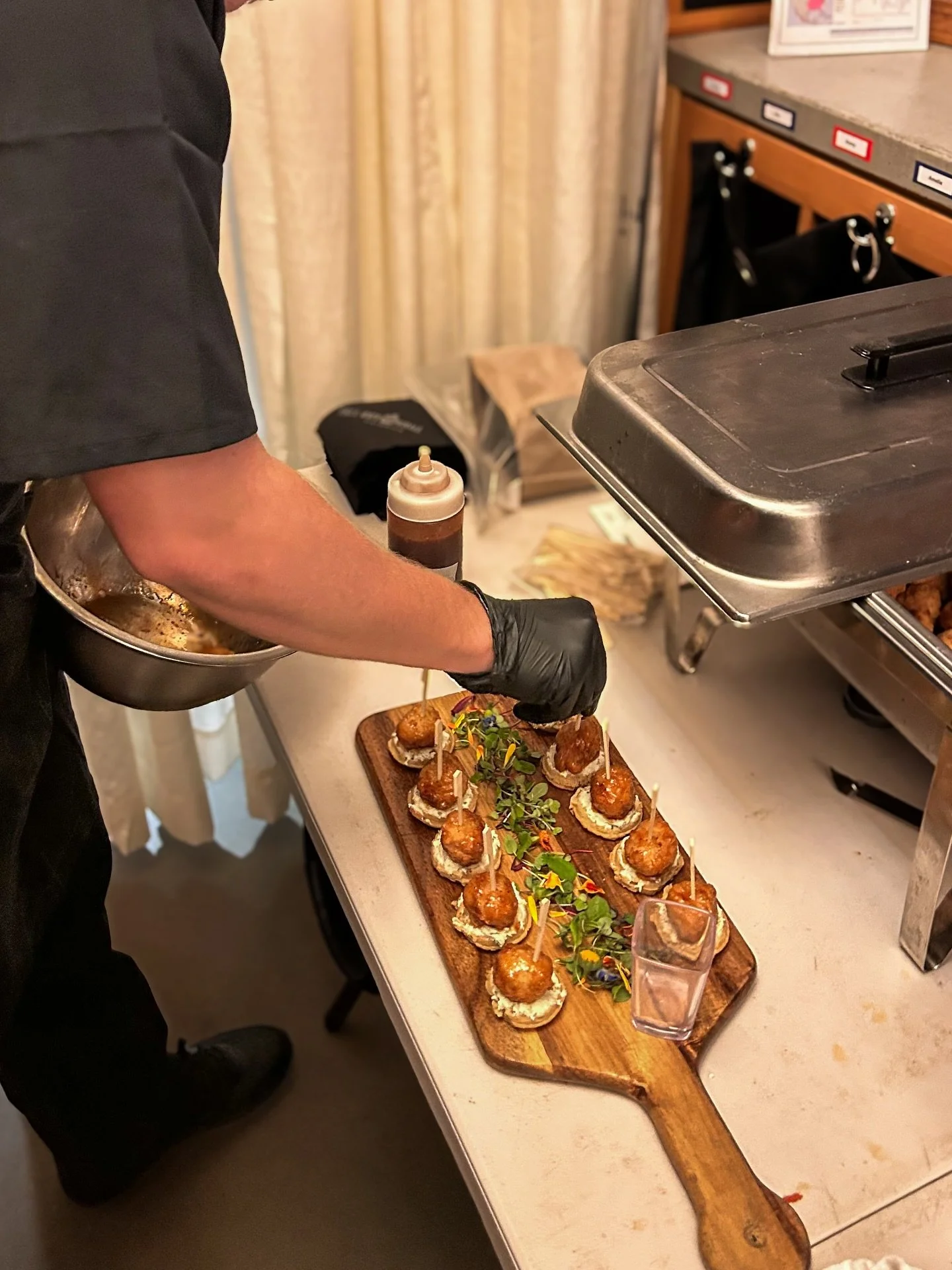 Here are a few of our favorite things:
🧀 Crowd-pleasing grazing table
🧇 Chicken + waffles apps
🐢 Emerson @schlitzaudubon resident snapping turtle
🦉Working with the crew at @schlitzaudubonvenue 
💕 M + K
.
.
.
#wisconsinwedding #wisconsinweddings 