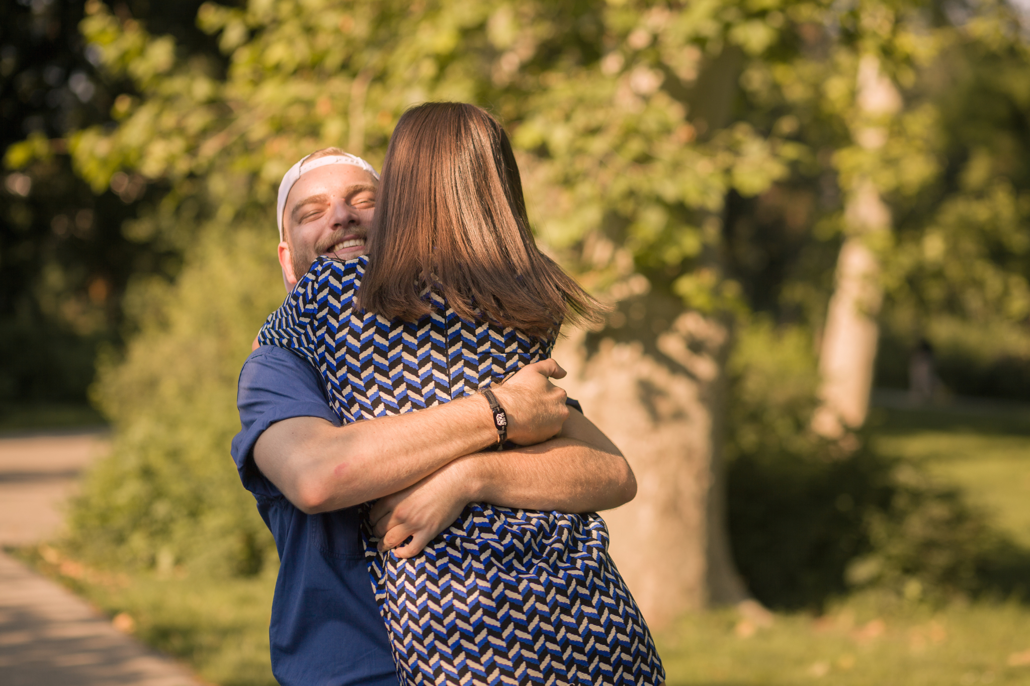 A man and woman share a joyful hug in a sunlit park, a picture of secure connection. Learn how to therapist relationship anxiety with dating therapy in Portland, Oregon, and find your own happiness. We serve individuals and couples in zip code 97035.