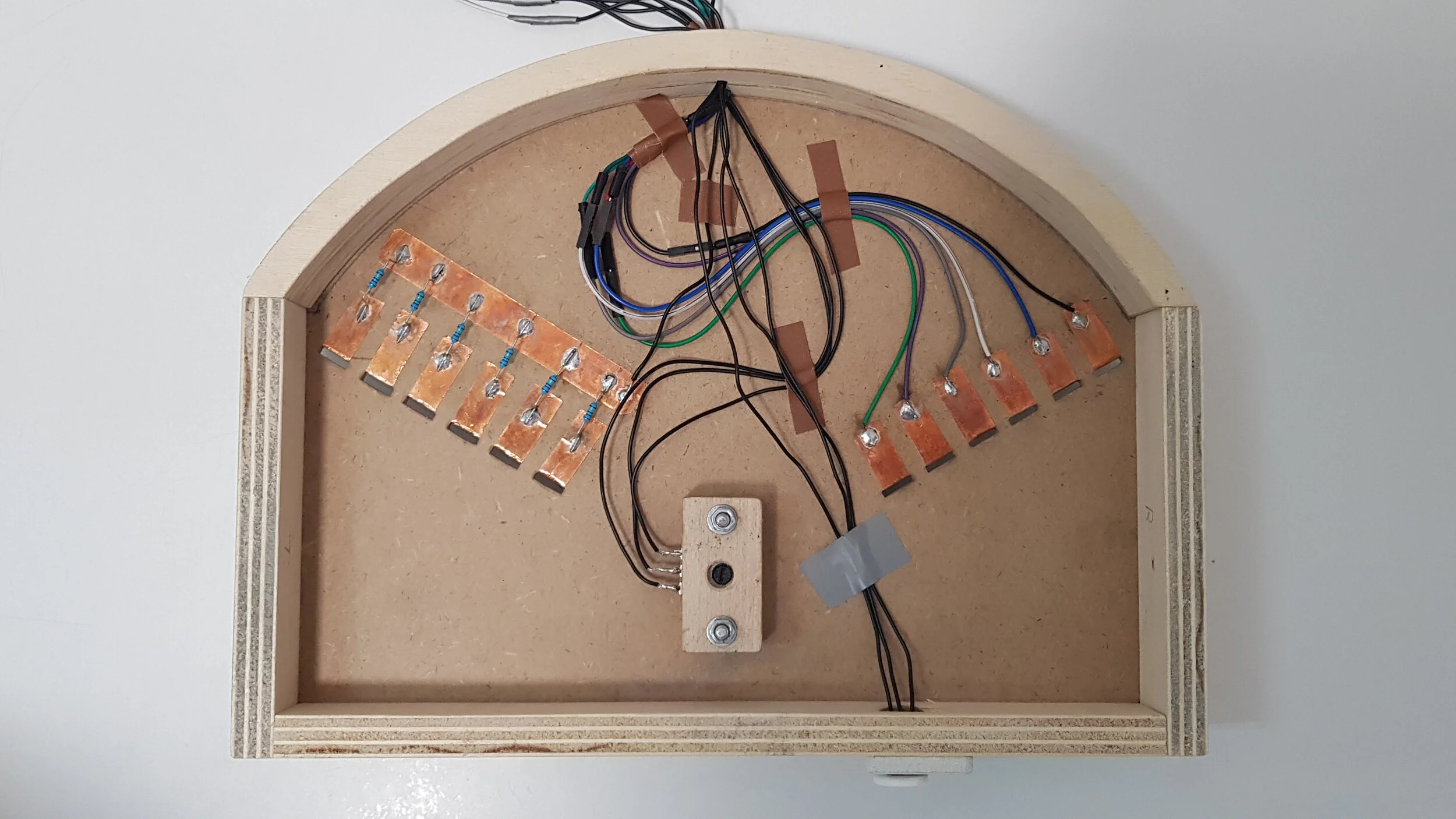 Der Funktionsprototyp wird über Arduino gesteuert und verbindet Kapazitivsensor, Potentiometer und Taster zu einem interaktiven System, das die Ein-Hand-Steuerung des RacePad technisch realisiert.