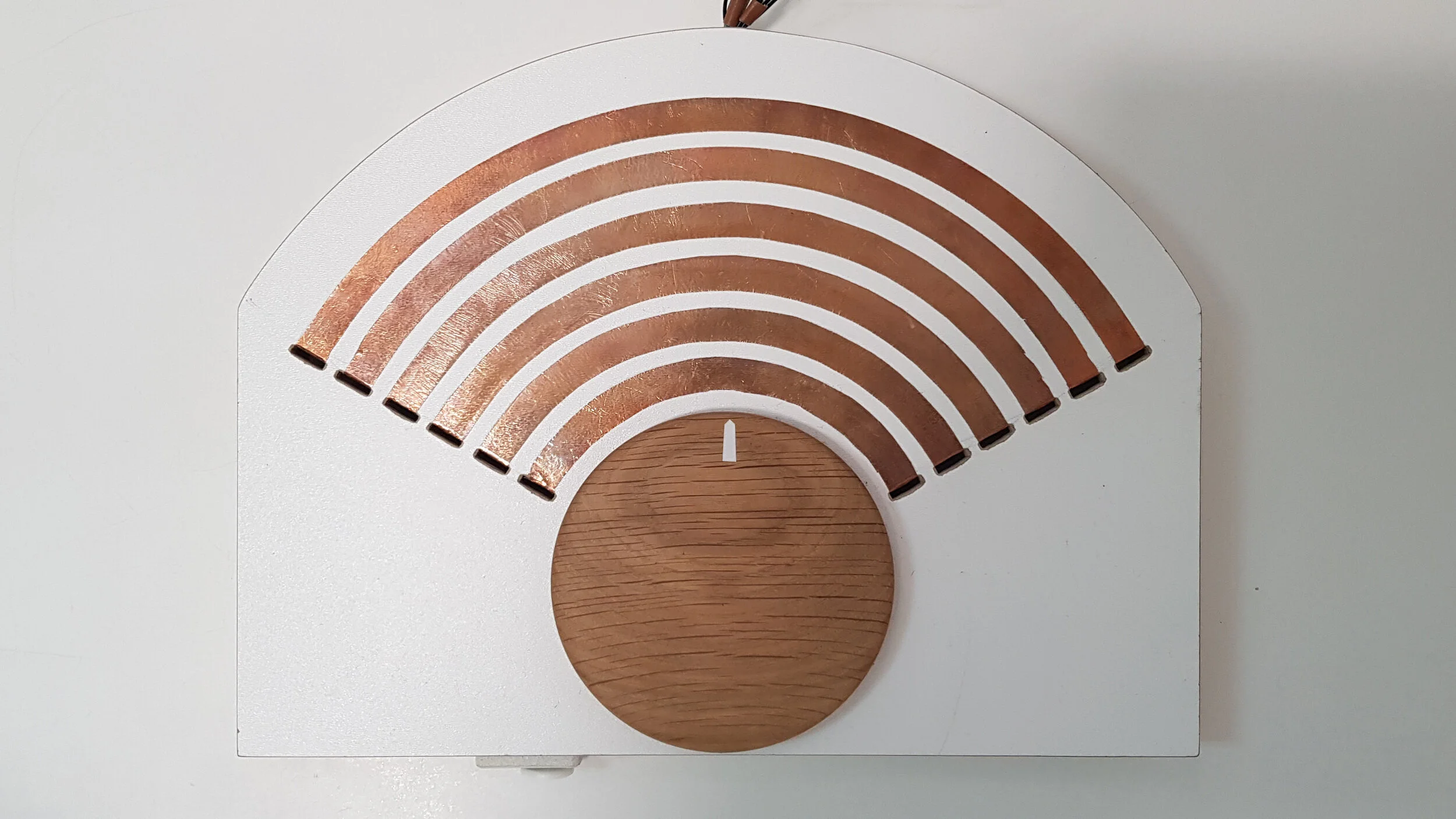 Der Funktionsprototyp kombiniert Holzbauteile mit kapazitiven Kupferfolien und elektronischen Komponenten und validiert das Ein-Hand-Steuerungsprinzip des RacePad über einen funktionalen Touch- und Drehmechanismus.