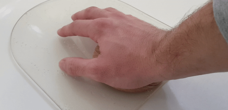 Das RacePad ist ein One-Hand-Gaming-Controller für Rennspiele, der Gas, Bremse und Lenkung über ein Touch-Fingerpad kombiniert und so eine ergonomische, parallele Fahrzeugsteuerung mit intuitiver Bedienung ermöglicht.