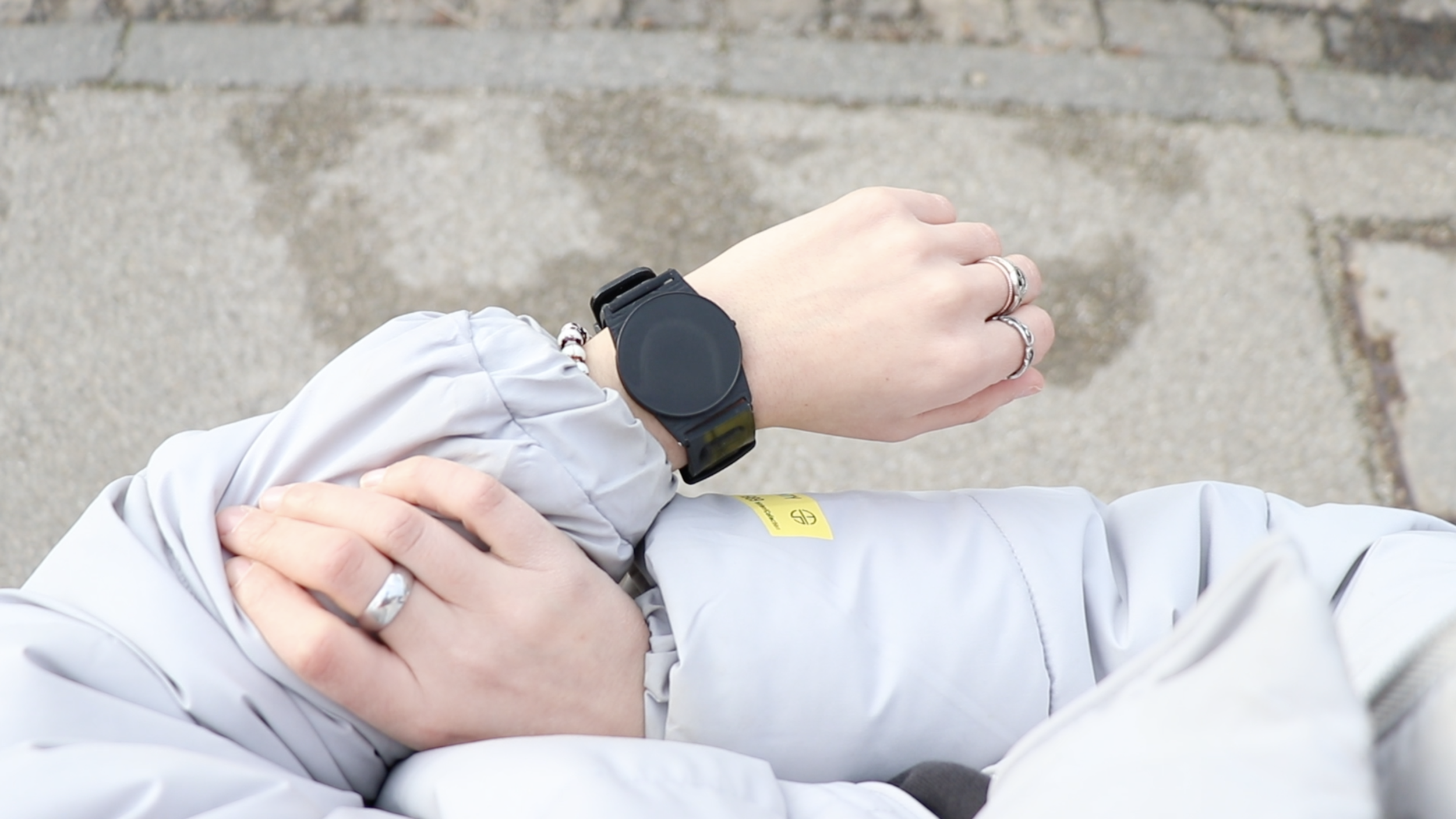 Der Designprototyp kombiniert 3D-Modelling, Animation und 3D-Druck zur Validierung von Form und Tragekonzept und optimiert eine reduzierte, unaufdringliche Interface-Anmutung für den Alltagseinsatz.