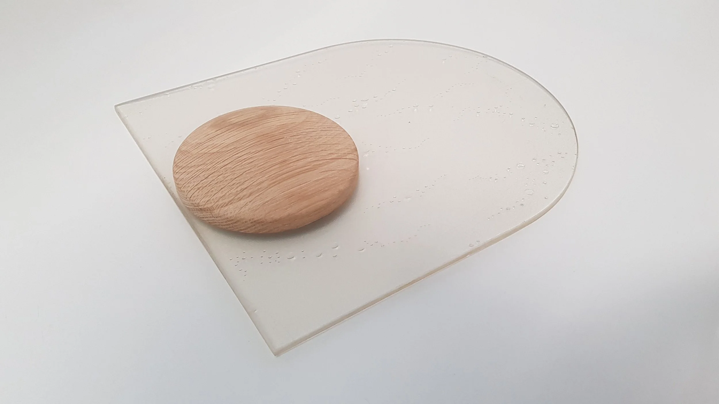 Das Vormodell kombiniert eine Acrylglas-Basis mit konkav und konvex gefertigten Drehknopf-Varianten und validiert im User Testing das innovative Ein-Hand-Steuerungskonzept hinsichtlich Ergonomie und Bedienbarkeit.