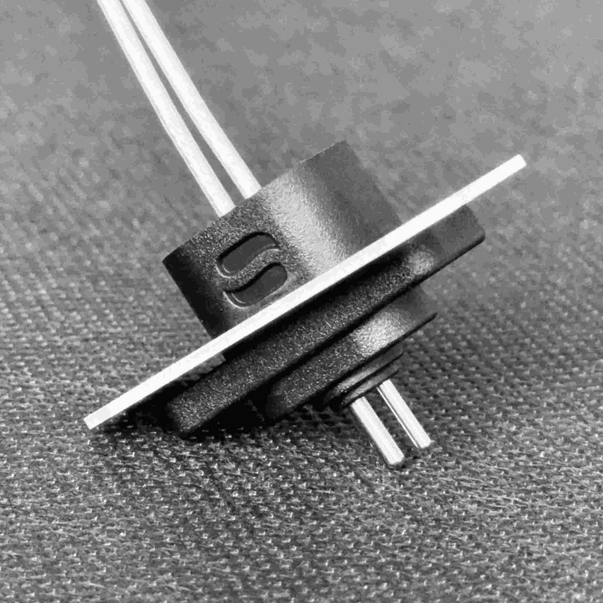 Sbooster OEM C8-connector gold pins with OEM Icon bracket