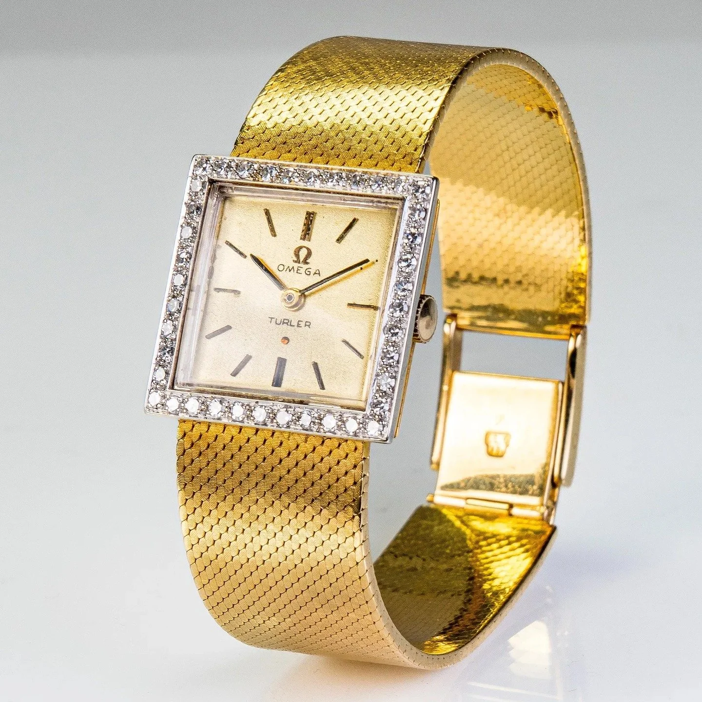 An exquisite highlight within our Fine Jewelry Auction: a refined collection of ladies timepieces&mdash;led by the sale&rsquo;s top lot, an 18k Gold Omega Turler adorned with 41 diamonds.

From the sculptural purity of Corum&rsquo;s 18k gold ingot wa