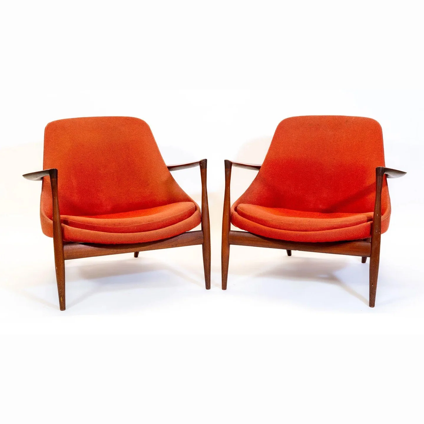 Object Spotlight

One of the highlights of our Winter Great Estate Auction (closing Jan. 13) is this pair of vintage IB Kofod-Larsen Elizabeth chairs.

Iconic examples of mid-century design, they headline an exciting selection of furniture alongside 