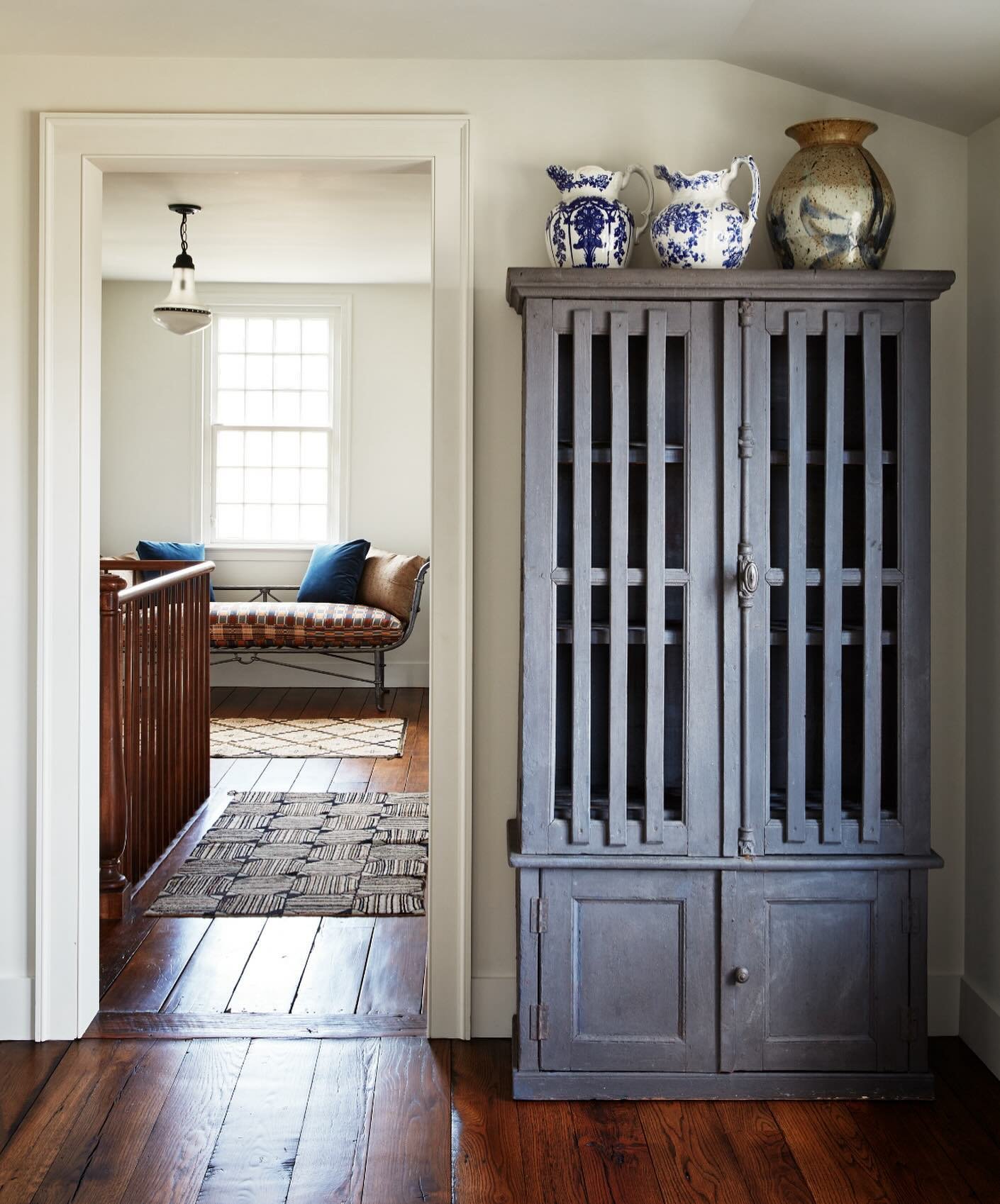 Sightlines&hellip; Second floor landing of this salt box including American hooked rugs, washed paint furniture, English pottery, and Peter Behrens Luzette Pendant. 

📸: Tim Lenz

#peterbehrens #americanhookedrug #washedpaintfurniture #englishpotter