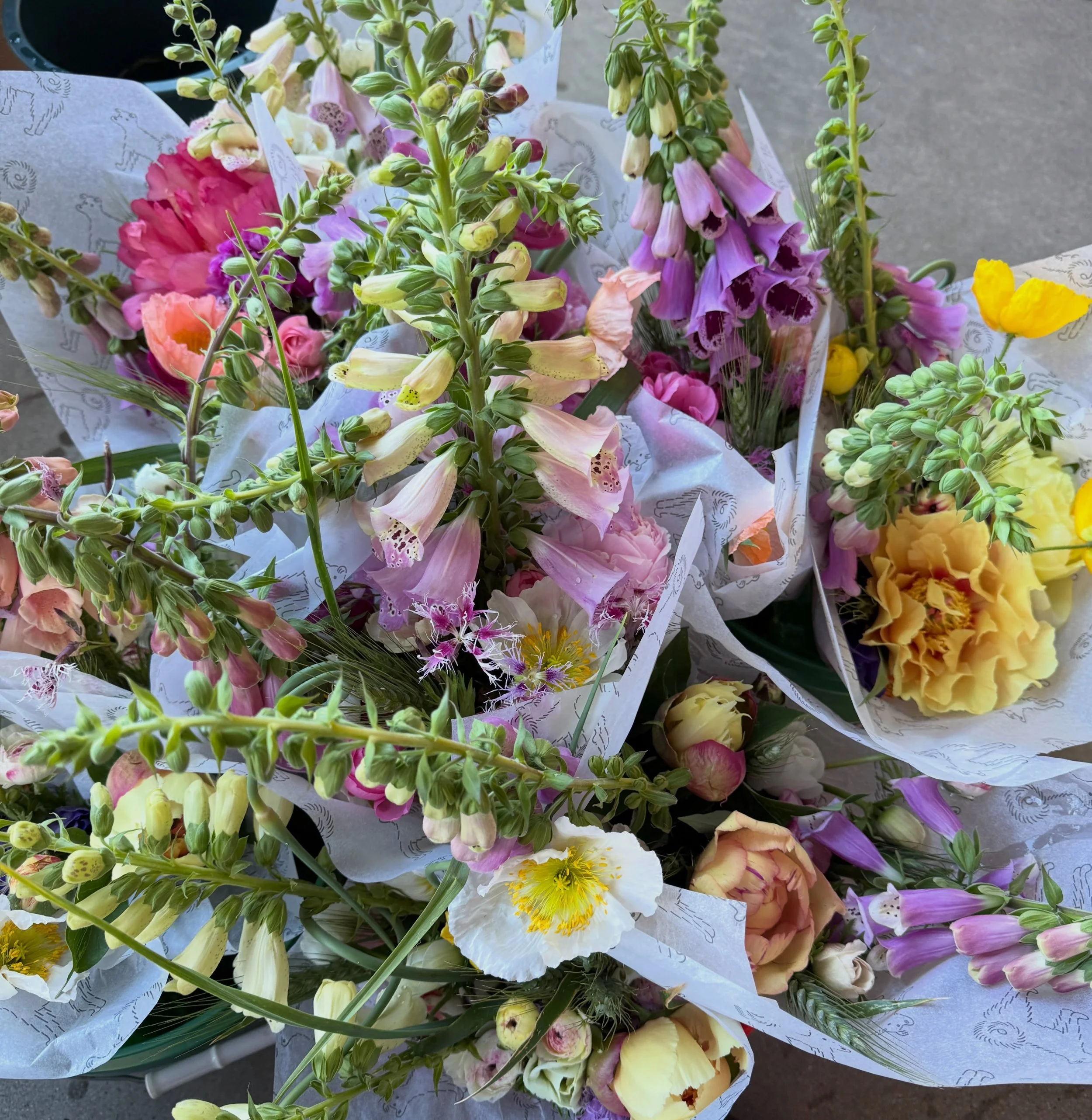 first round of week 3 subscription bouquets going out the door 💘
