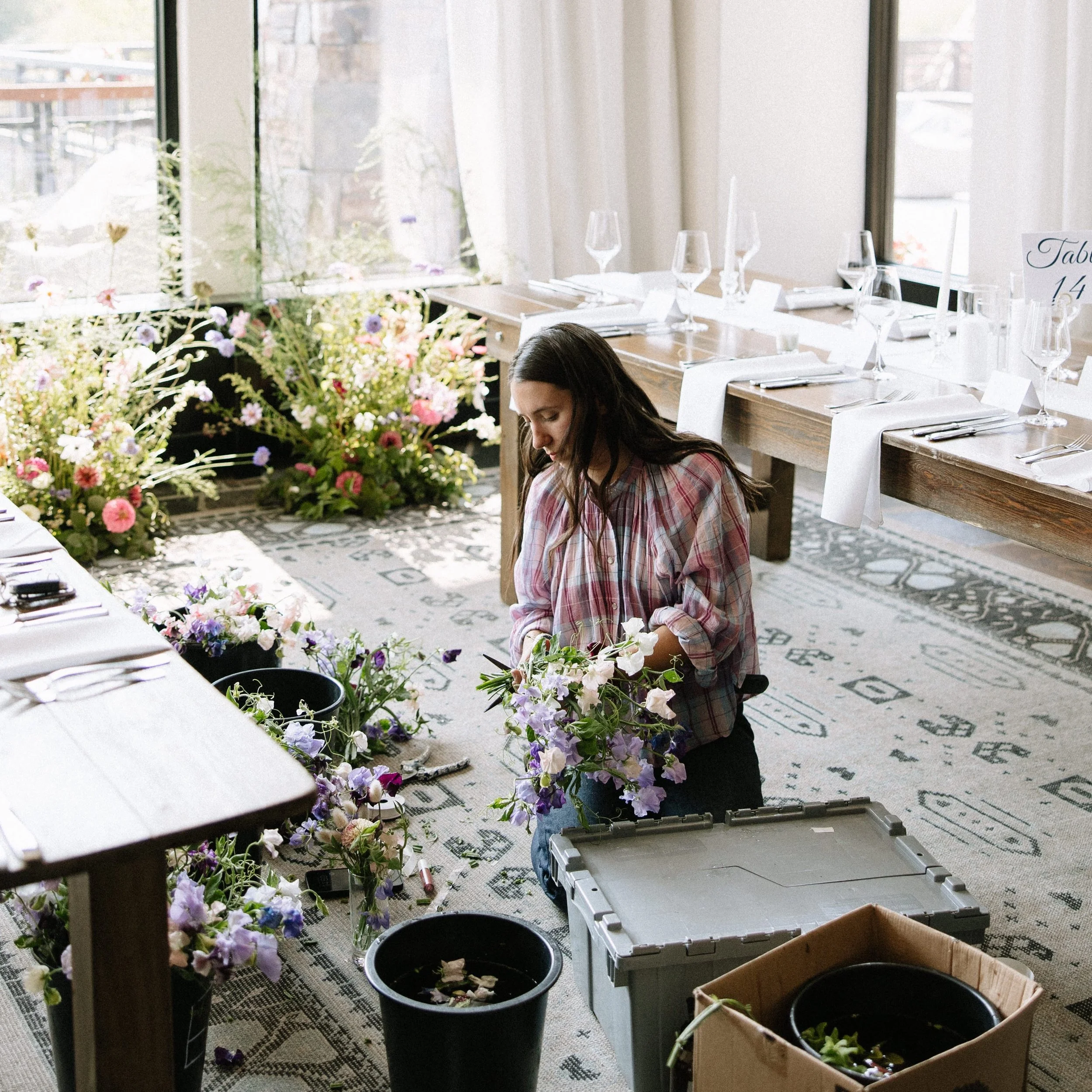Convince me to do your wedding 🌷🍀💘💘🤺 
full service, &agrave; la carte or next day courthouse bridal bouquets available this summer
📸 @forthewestandwildphoto for @lizhannahs wedding 🥰