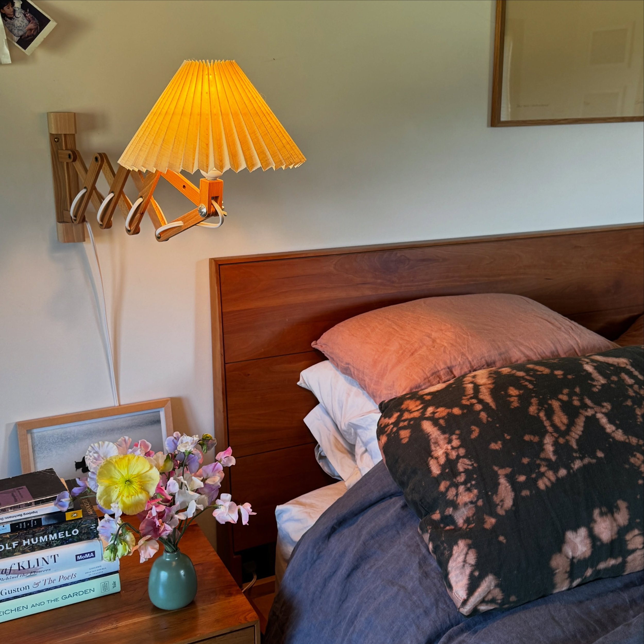 The best part about growing flowers is having a bundle of fragrant sweet peas next to the bed daily from June- October 💙 should we do a Bedside Sweet Pea Bundle add on for our flower club subscriptions next year? 💙💙💙