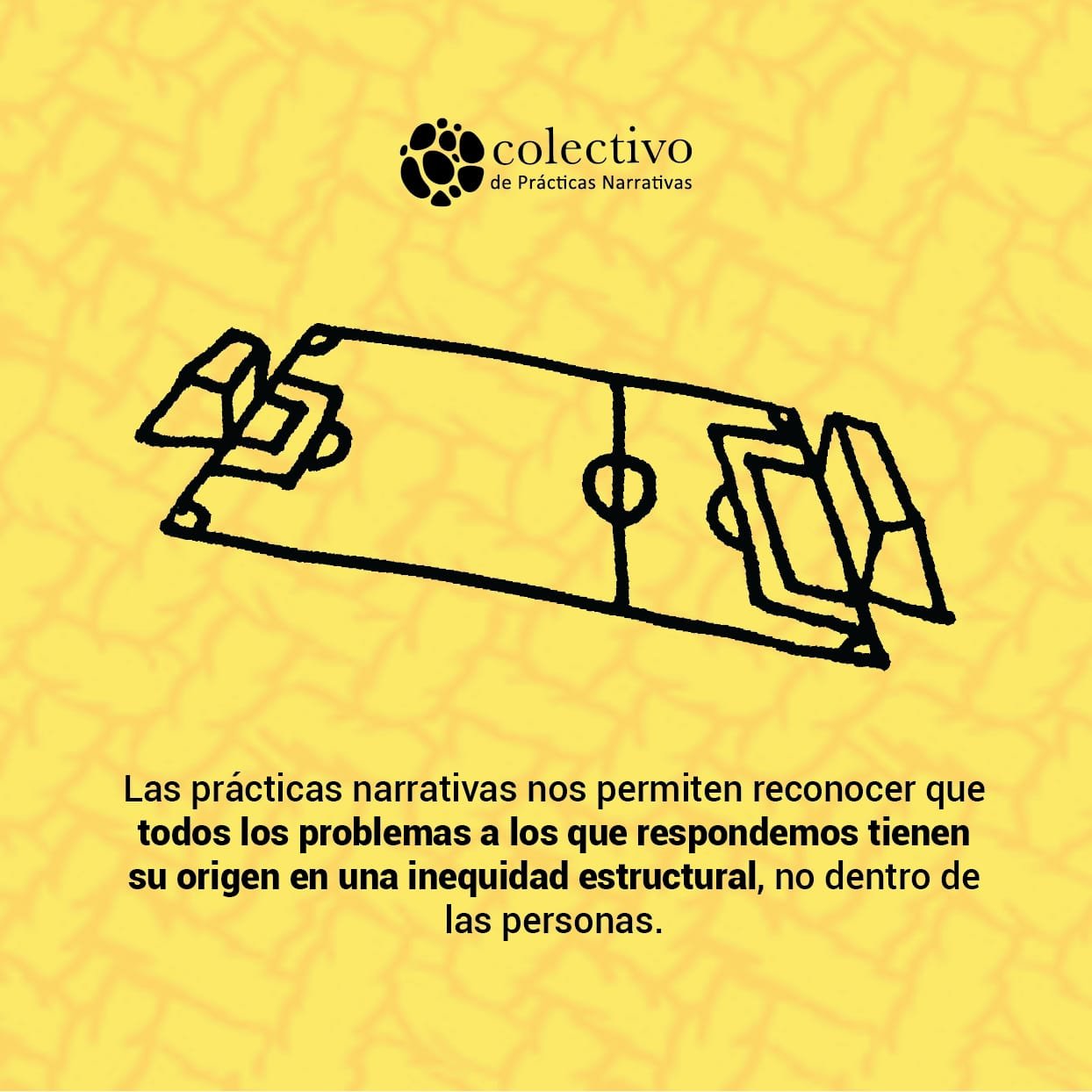 Ilustración de un campo de fútbol con líneas y marcas, acompañado del texto: "Las prácticas narrativas nos permiten reconocer que todos los problemas a los que respondemos tienen su origen en una inequitad estructural, no dentro de las personas". Enc