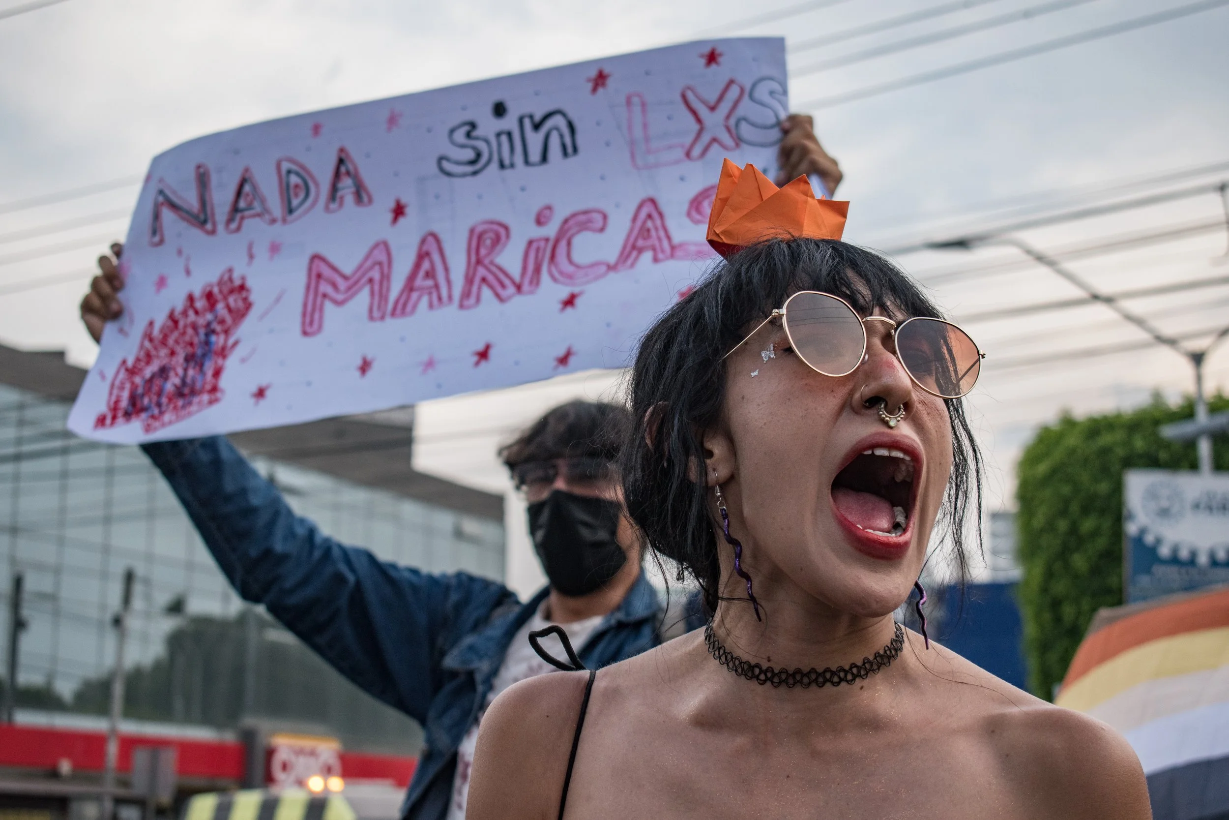 daken: "Nada sin lxs maricas", que para mí significa la digna rabia de ponernos al centro de nuestras propias historias y de poner esas nuestras historias en todos los espacios