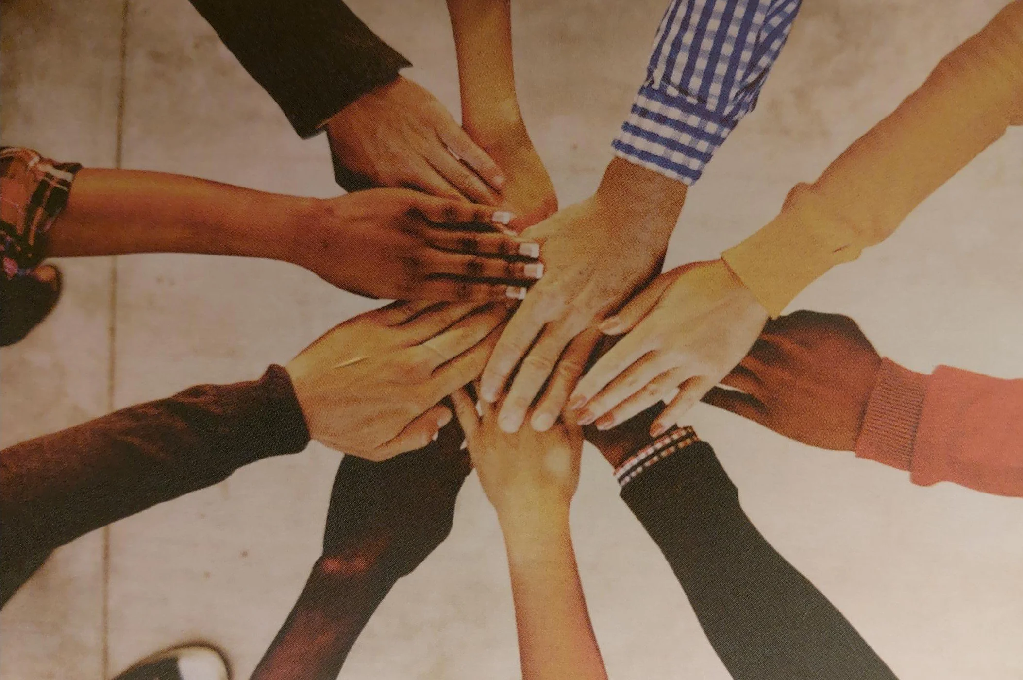 Simone Haf: La imagen representa para mí el sueño de un mundo mejor, más justo, menos desigual, más inclusivo, donde rige el amor y el respeto, la comprensión de lo otro, de le otre, la colaboración entre personas diversas