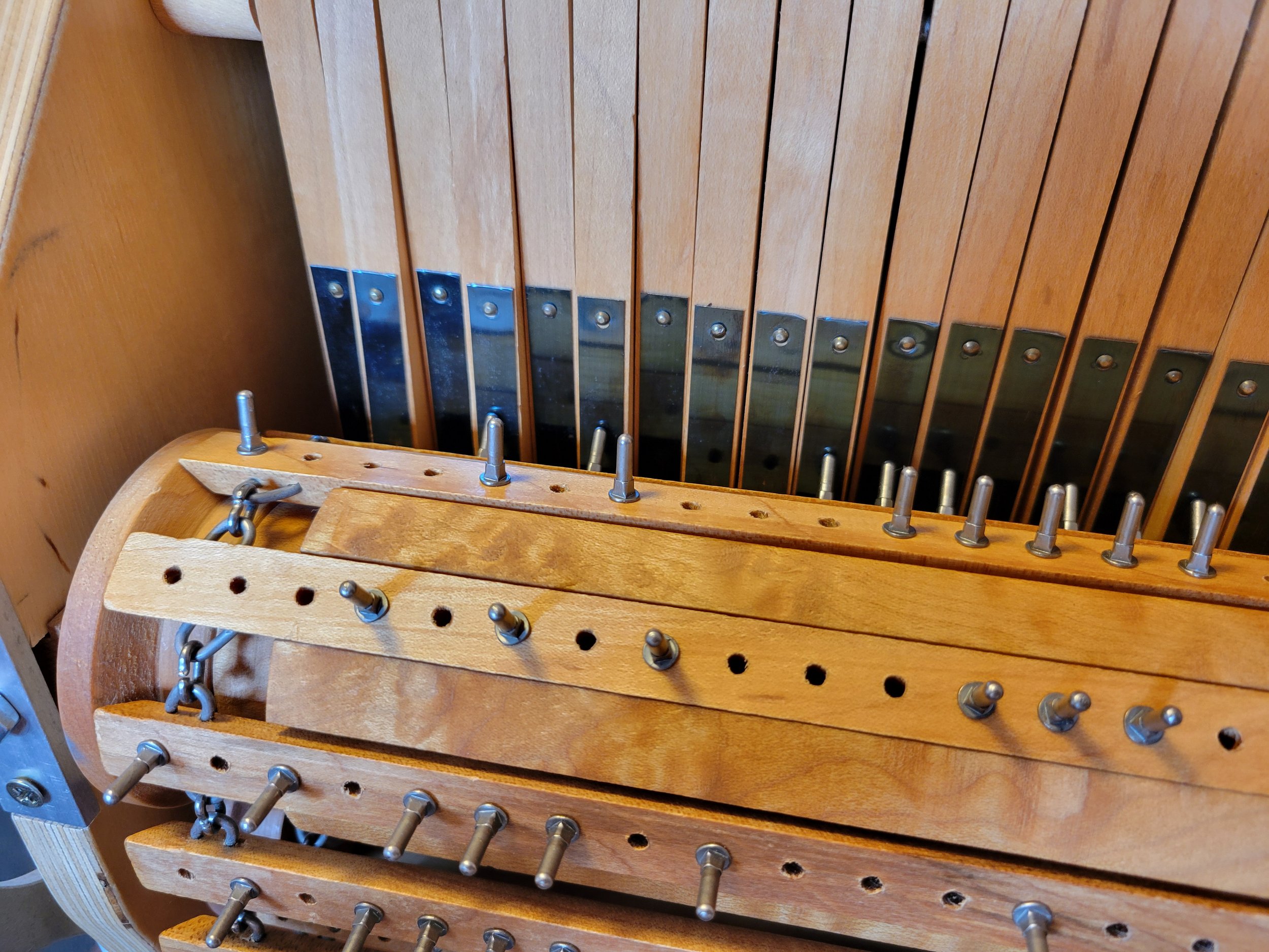 Dobby bars loaded into the mechanism, ready for weaving. 