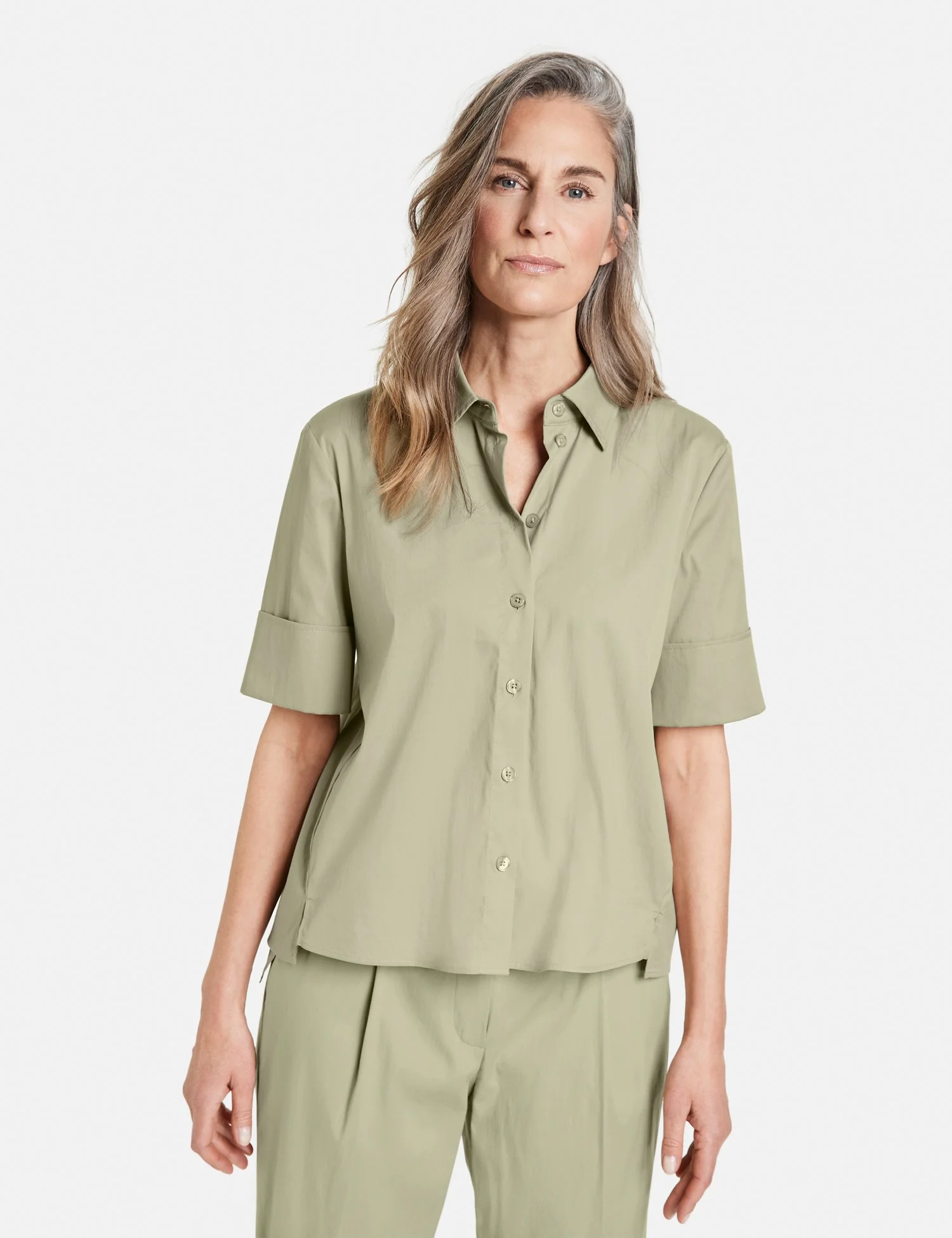 blouse-with-mid-length-sleeves-with-turn-ups-01.jpg