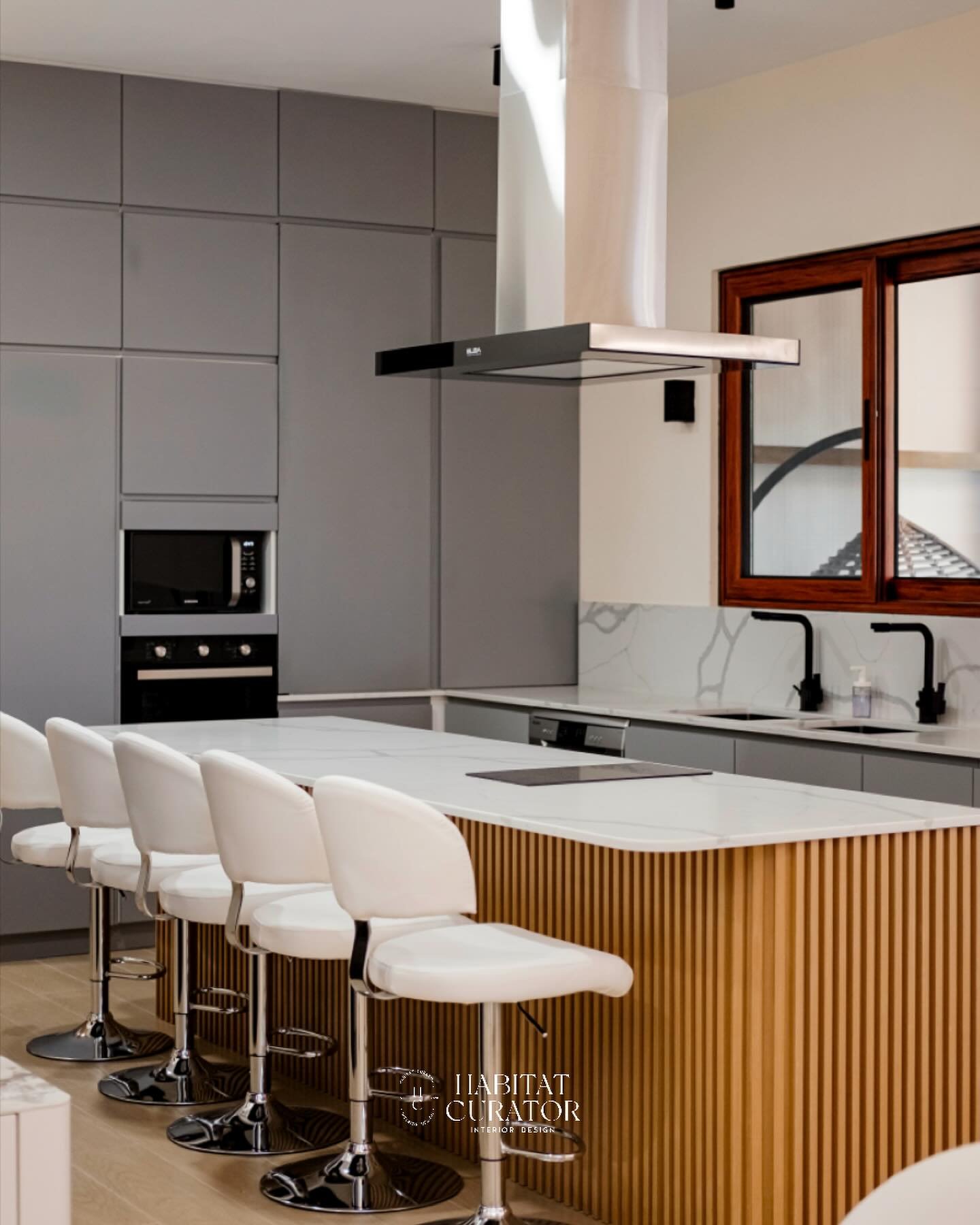 Kitchen in a cozy, neutral palette 🩶

☁️
Project: The Cozy Atmosphere
Area: 420 sqm, 2-Storey Residences
Location: Las Pi&ntilde;as, Metro Manila
Inquiry: www.hannachua.com/inquire

#kitchendesign #kitchenmakeover #kitchenrenovation #kitchenisland #