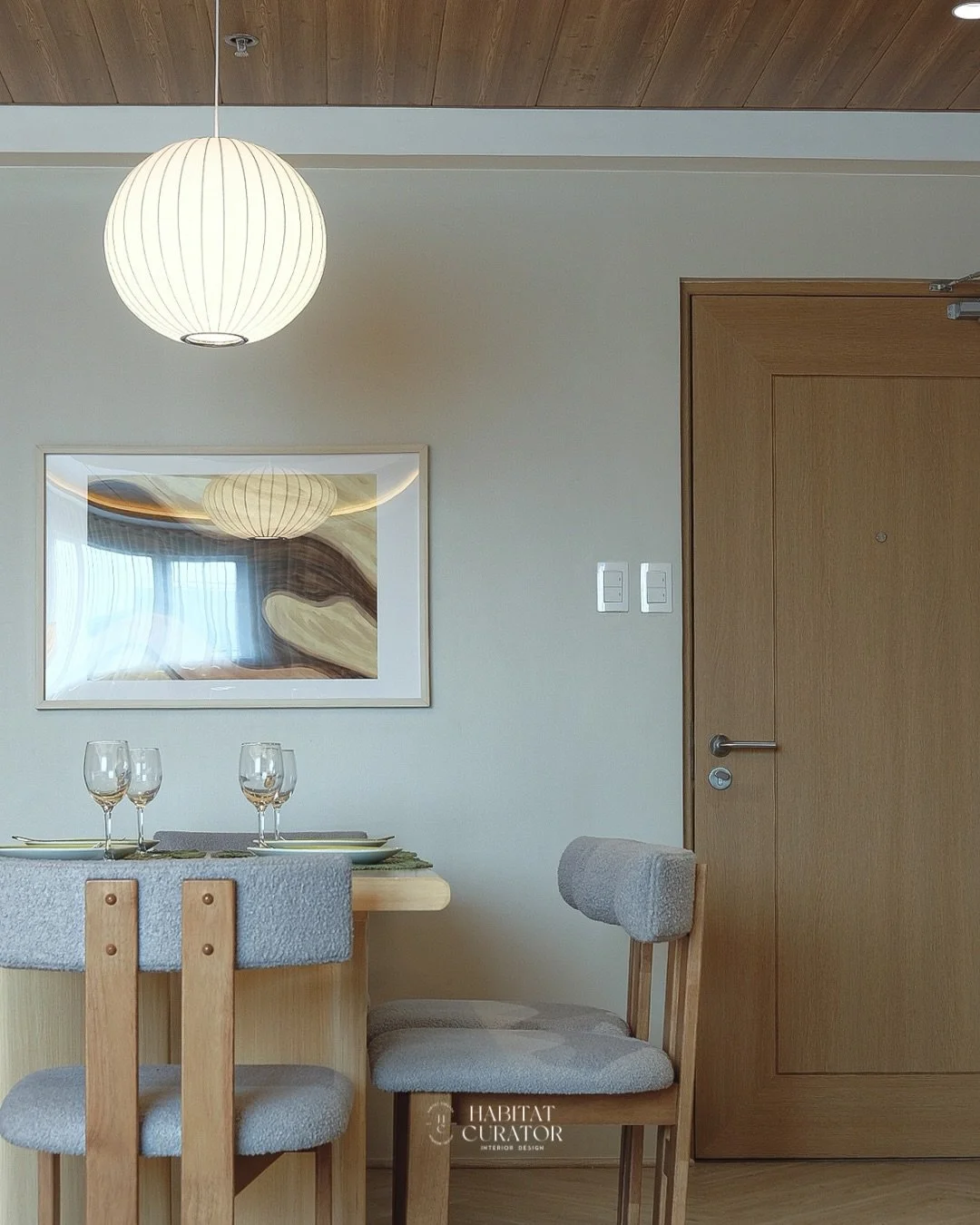 Warm wood ceiling, boucle chairs, and a pendant light that completes the dining space ✨ Every piece was chosen to make this feel less like a dining room and more like a place the family naturally gravitates to. That&rsquo;s always the goal &mdash; a 