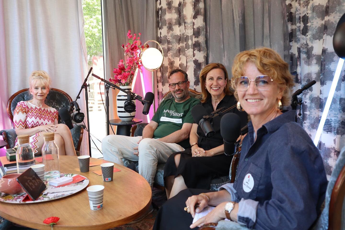 Samh&auml;llet var dagens tema i Studio Almedalen ⭐️

T&auml;nk att s&aring; m&aring;nga kloka m&auml;nniskor har valt att samlas i just v&aring;ran och @sustainchange.se studio! 

&Auml;mnena som diskuterades idag var:
🎙 Social infrastruktur och in