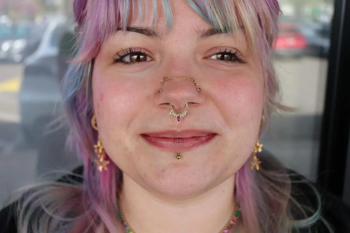 Healed septum upgrade by @emerald.cowgirl 🌷custom 14k yellow gold Eden Pear ring with pink &amp; hot pink sapphire by @bvla @bvlalove 💞

We have a piercer on staff Tuesday through Saturday, noon-6pm! &bull; 

🥀@larosatattooco 
3307 S College Ave U