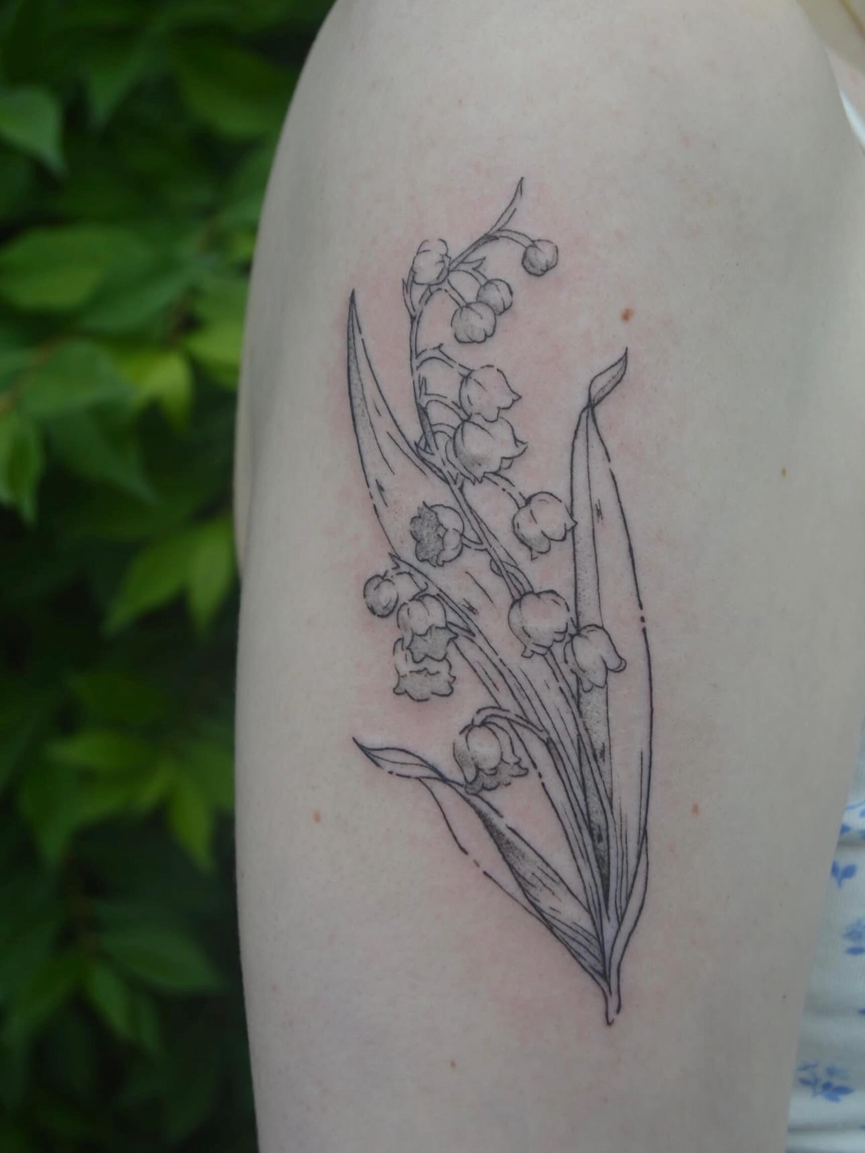Tattoo by @ayshasuntattoos &bull; You can book with Aysha by following the link in their bio! 

🥀 @larosatattooco 
3307 S College Ave Unit 102-B
Fort Collins, CO 80525
(970) 682-2946

#larosatattooco #floraltattoos #blackandgreytattoos #fortcollinst