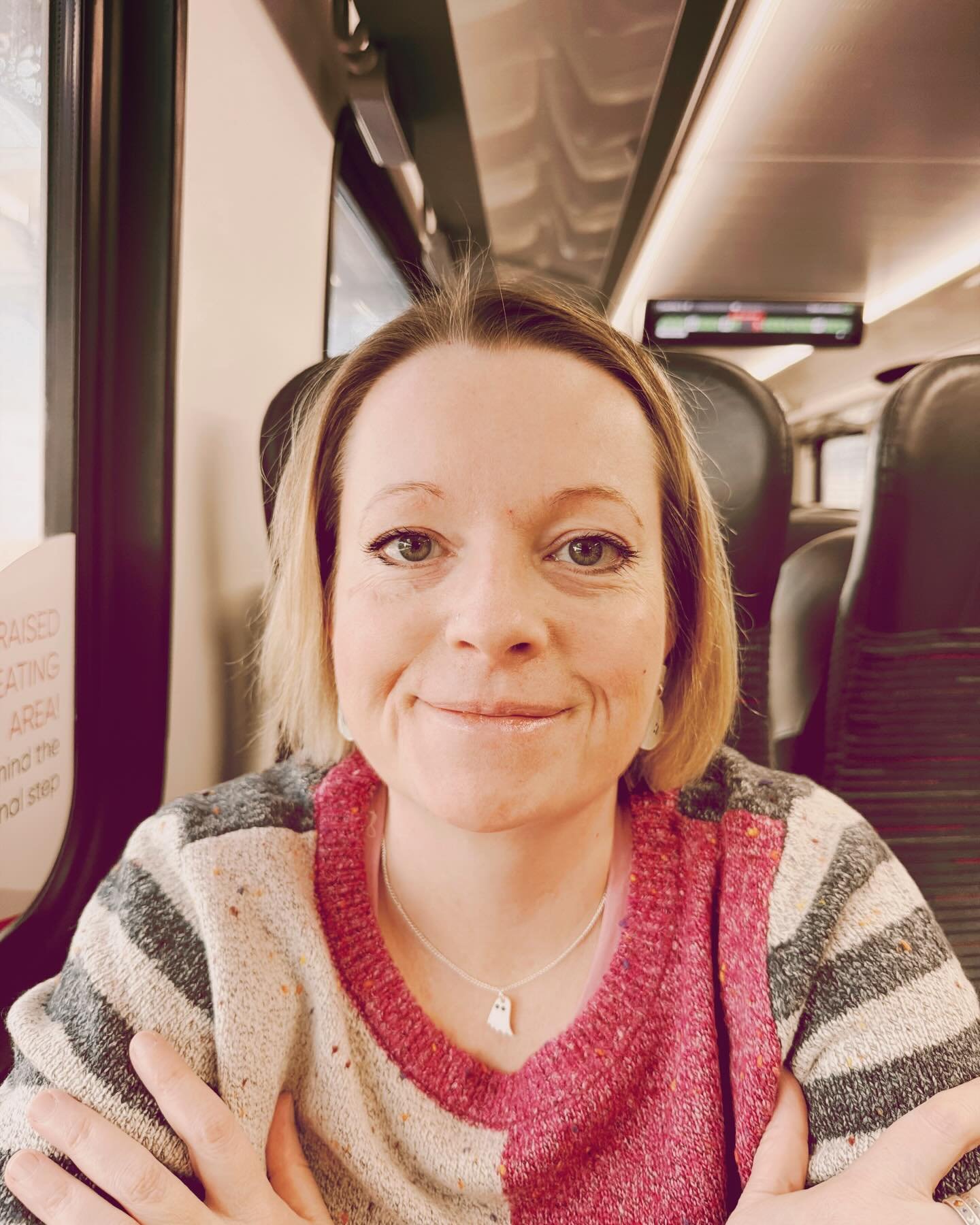 Belated photos from a day in London last week having the best lunch with lovely writer friends (we all managed zero photos so you&rsquo;ll just have to take my word that it happened) and craning my neck to see beautiful decorations in Covent Garden, 