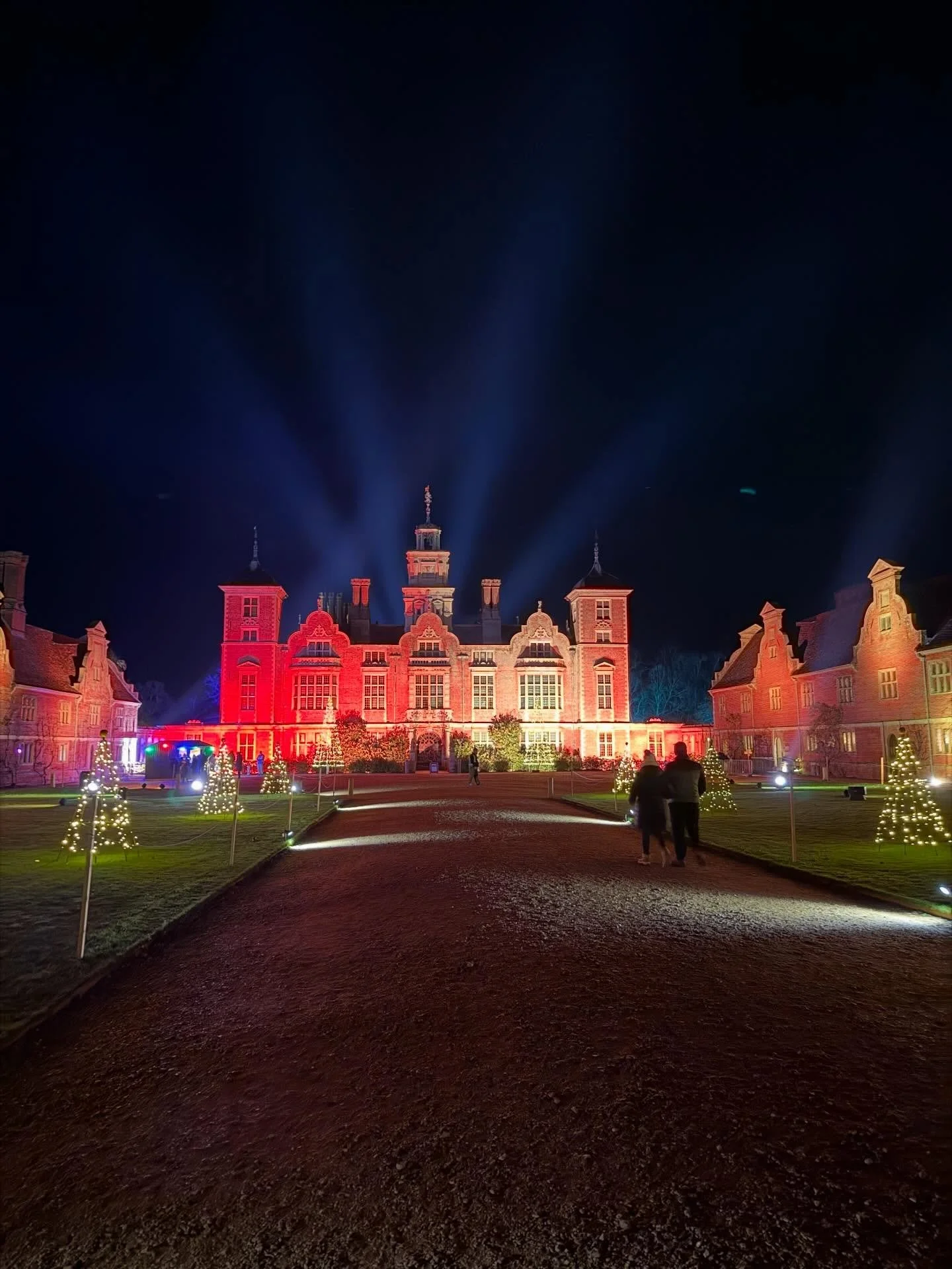 Beautiful @blicklingnt and its Garden of Lights. Such a sparkling, fun way to spend an evening in the run up to Christmas. Not pictured: delicious, luxury hot chocolate with marshmallows and whipped cream. ✨

#blicklinghall #romanceauthorsofinstagram