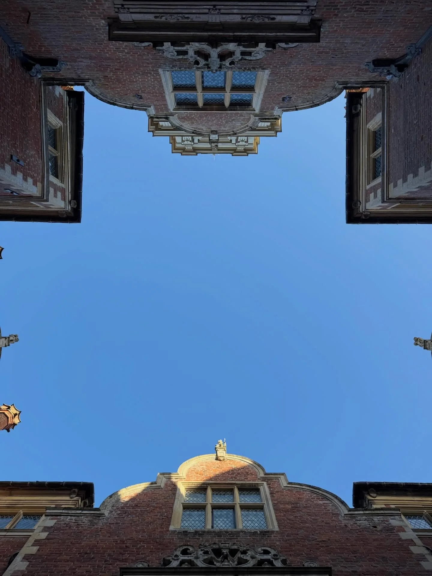 Today we went back to Blickling Hall in the winter sunshine, to tour their gorgeously decorated house and find all the mice - including one with excellent reading taste - and get some little stocking bits in the shop. 🐭

Then we went to the sea, bre