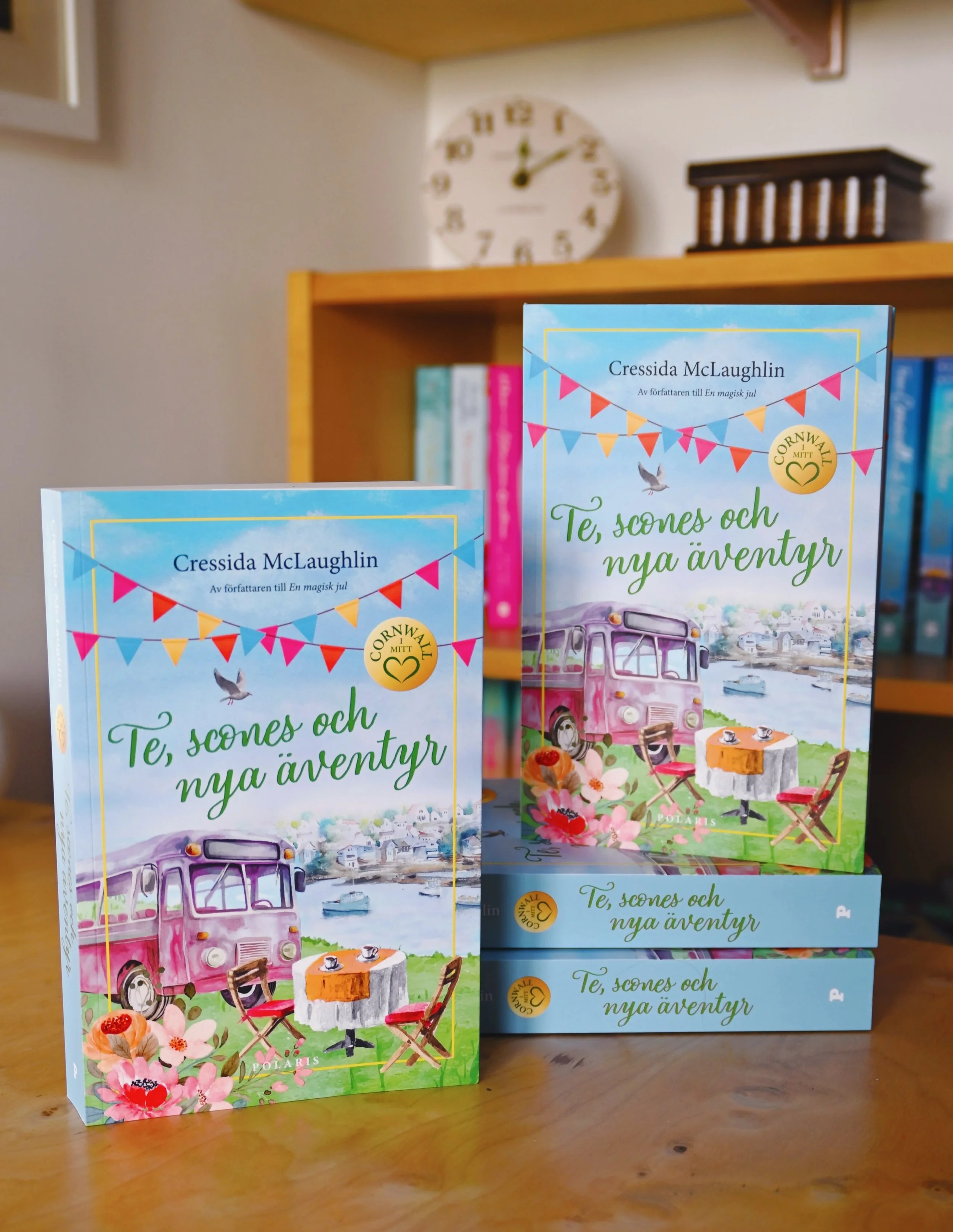 Behold, the gorgeous, summery Swedish copies of The Cornish Cream Tea Bus - Tea, Scones and New Adventures! 

I am so thrilled that my books are reaching new readers, and that they&rsquo;re being published so beautifully. Thank you to @bokforlagetpol