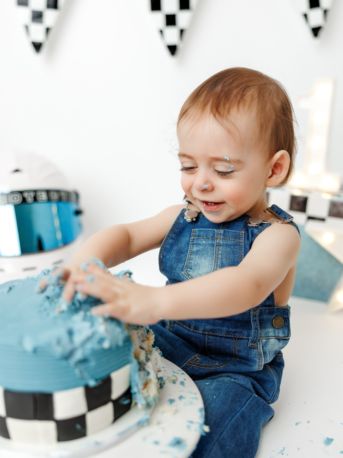 MY favorite thing (and probably your kid&rsquo;s too) about a cake smash session is that we get MESSY!🎂

Your favorite thing might be the going home outfit. 😂

Sometimes it&rsquo;s hard to know what all you really need to bring to your session (esp
