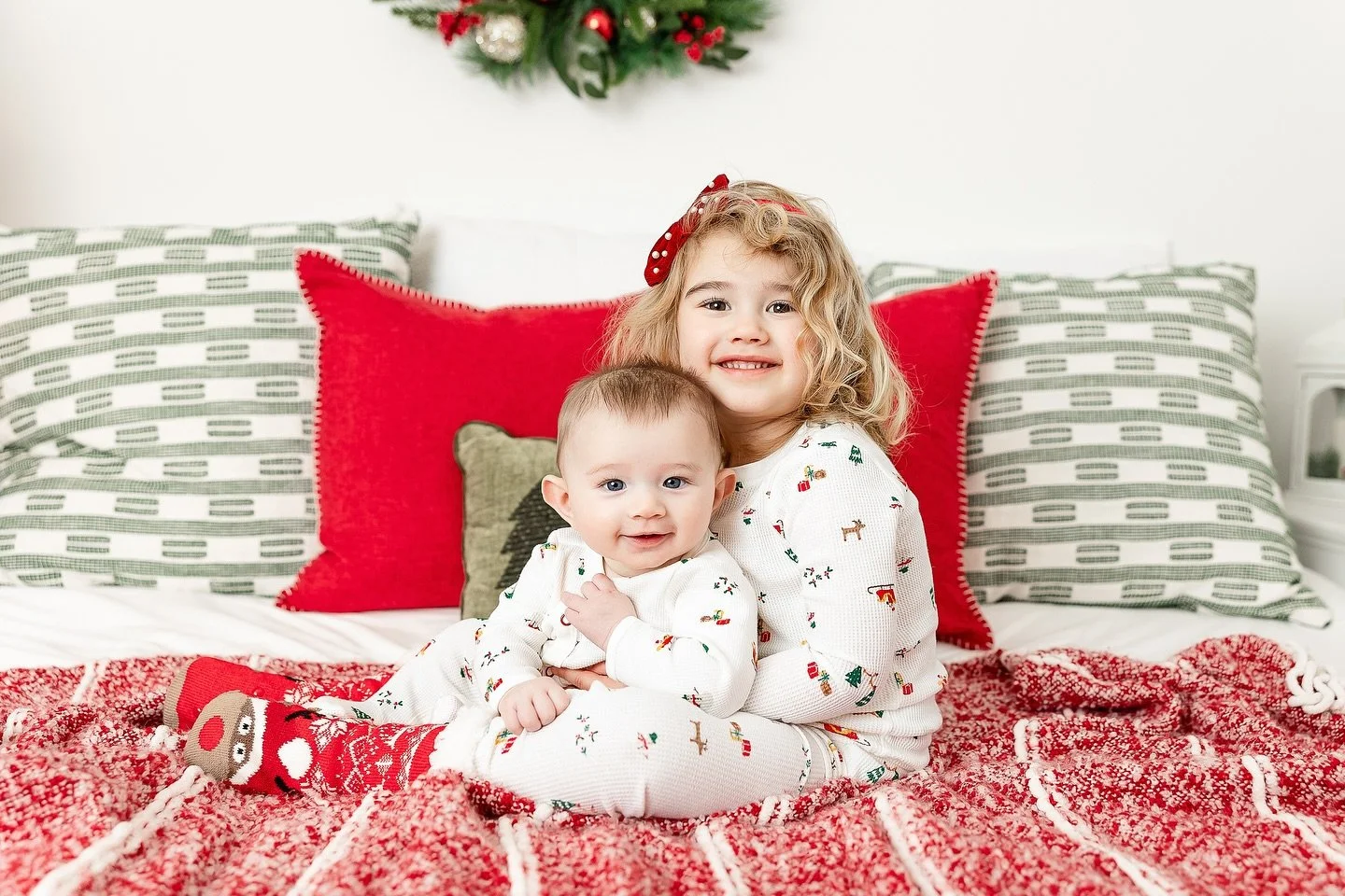 Wanna do something kind for yourself today? Take 2 minutes and check holiday pictures off the list, then thank me later. 🫠😂

⏰ Spots are filling up for Milk &amp; Cookies Minis, but you can still snag an opening on Friday, Saturday, or Sunday (Nov.