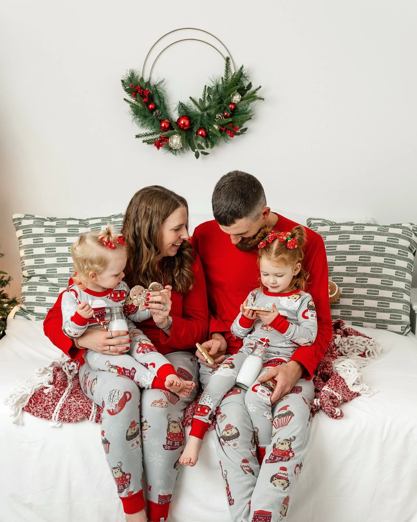 Ummm anyone else thinking it&rsquo;s gonna be a white Christmas with all the snow this week? ❄️😍

This Mini session with the Turner Family is definitely giving snowed in on x-mas. ❄️🍪

🍪 Cookies by @lephiabakes 

#christmasseason #richmondva #phot
