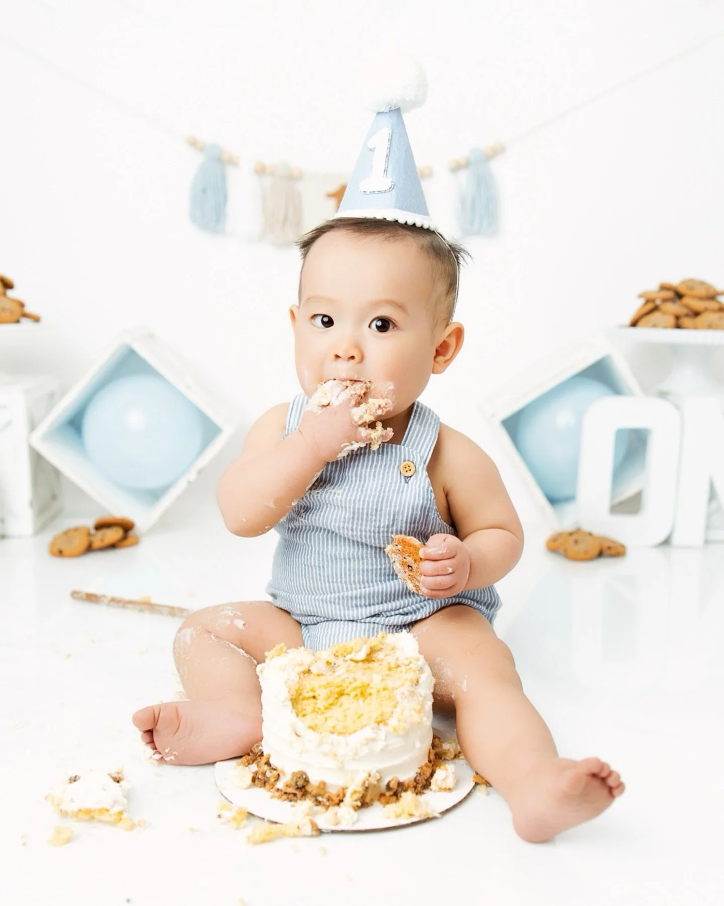OH MY GOODNESS&mdash;Kayden was obsessed with the sweets and the cookies! 🍪 

He wouldn&rsquo;t let go of his cookie while shoveling cake(mostly icing ☺️) into his mouth. 

It was his first time having sweets and I would say he liked it!

@courtneyr