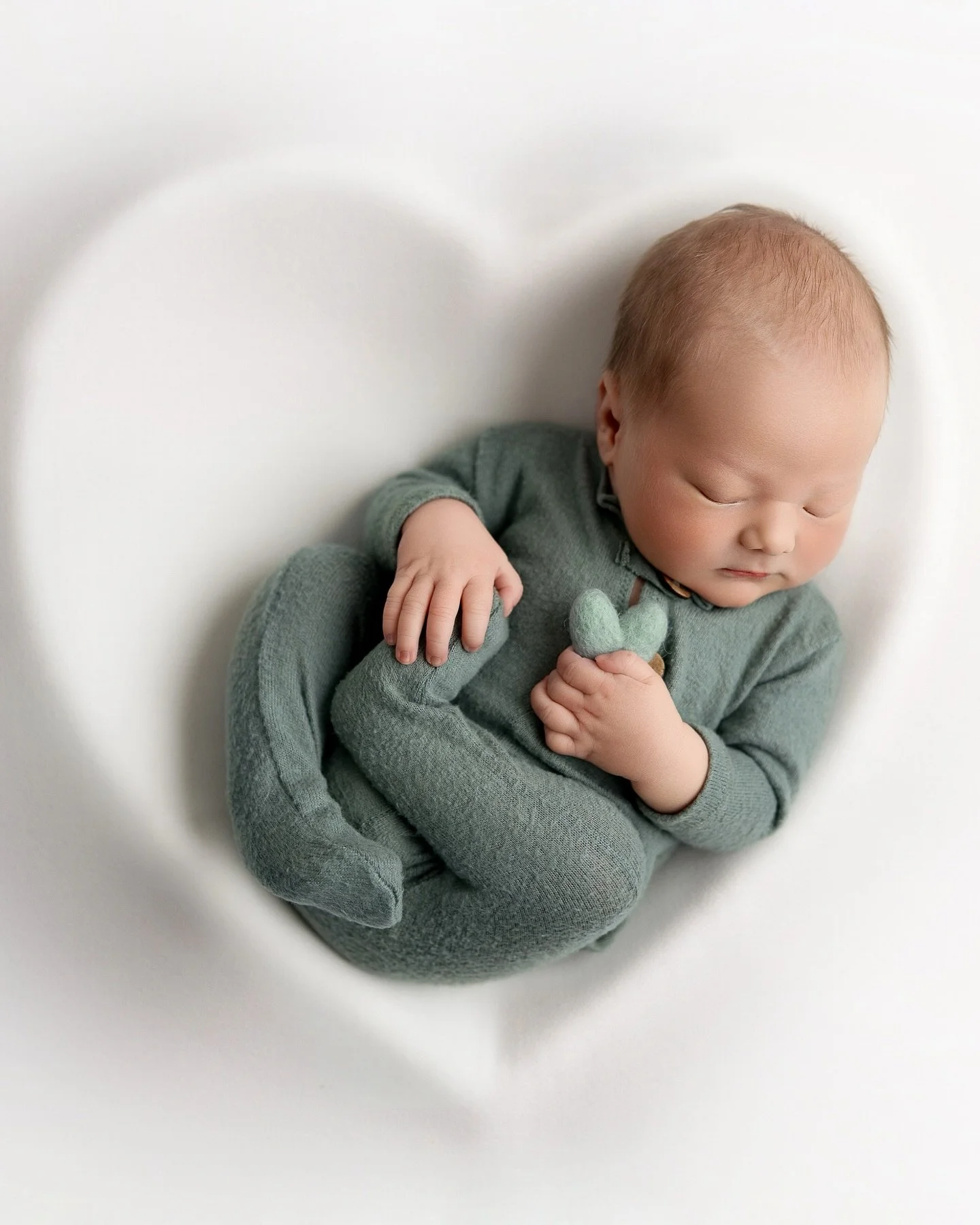 Parker 💚

So happy to meet this sweetie outside of the belly. ✨

#newbornphotography #richmond