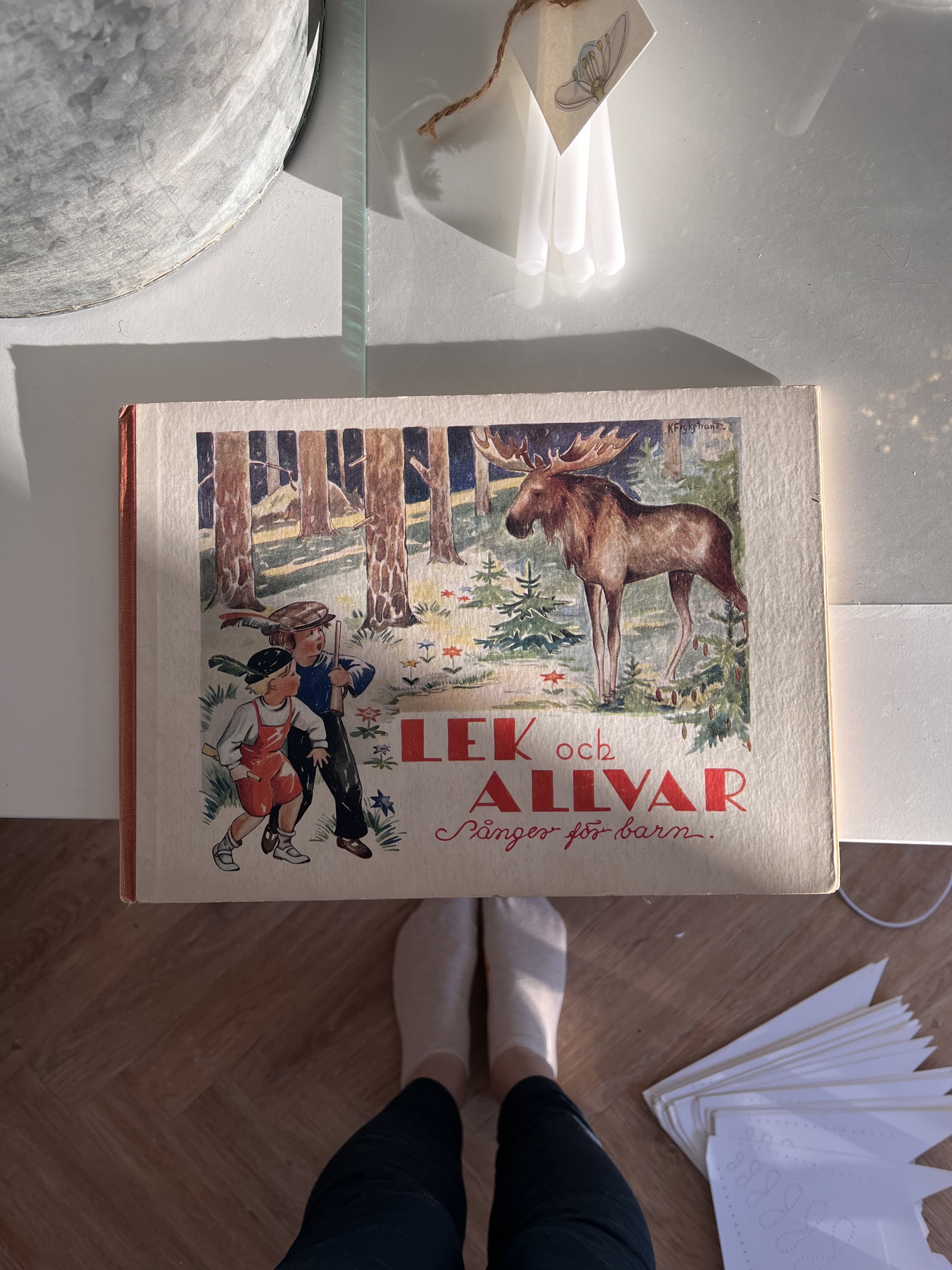 1930s illustrated song book