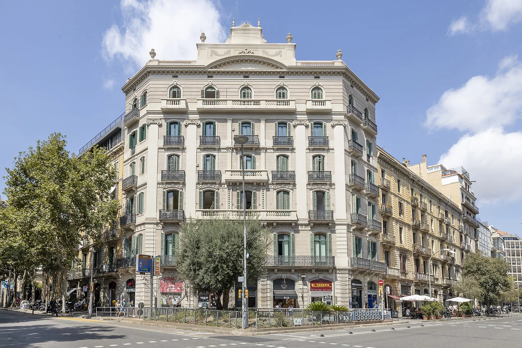 Classic Corner ApartmentPau Claris