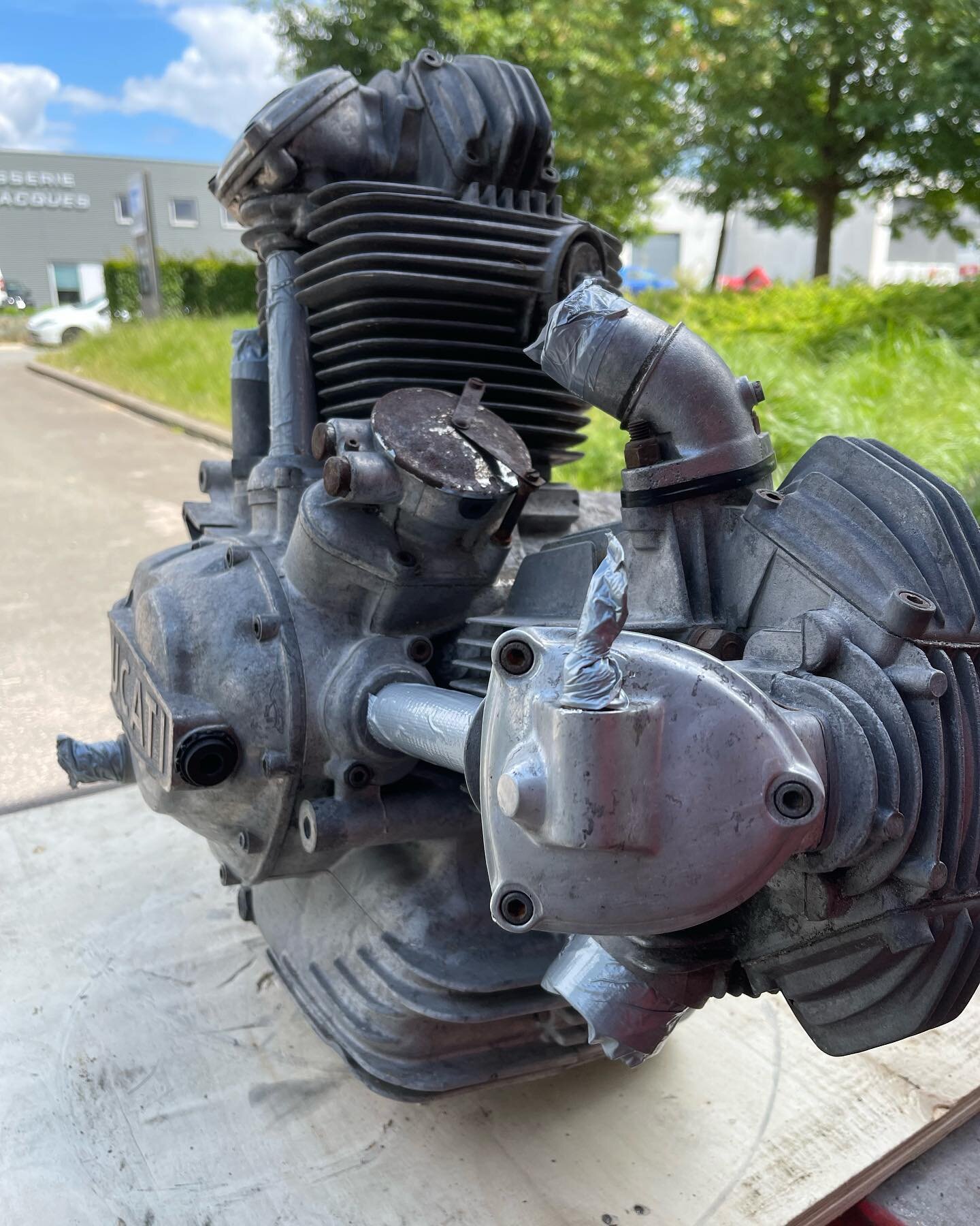 Vaporblasting sur ce beau moteur de Ducati 750 super sport de 1974🤩 

Je vous rassure, le moteur va &ecirc;tre enti&egrave;rement d&eacute;monter par le client. 

Powdercoating 🎨
C&eacute;ramique 🎨
Sablage ⌛️
Anodisation 🎨
Vaporblasting 💦
#ducat