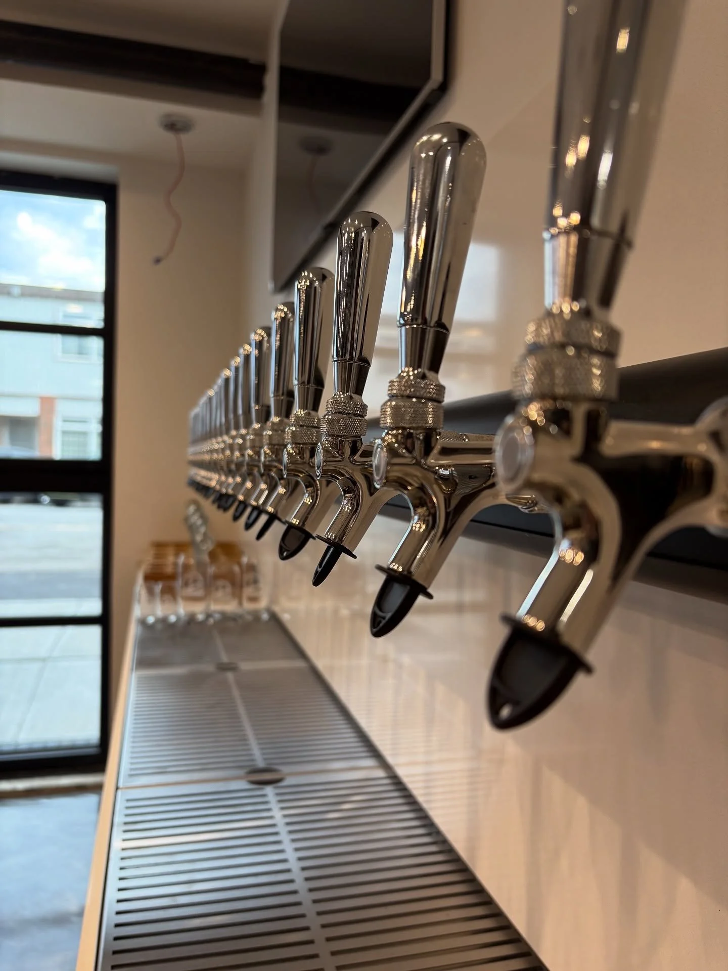 We’ve been cooking up something new in North Van, literally! 🍕
Fresh dough, craft beer, and cocktails are on the horizon.
While the LDB job action takes place, we can’t pour just yet, we’re getting everything ready behind the scene