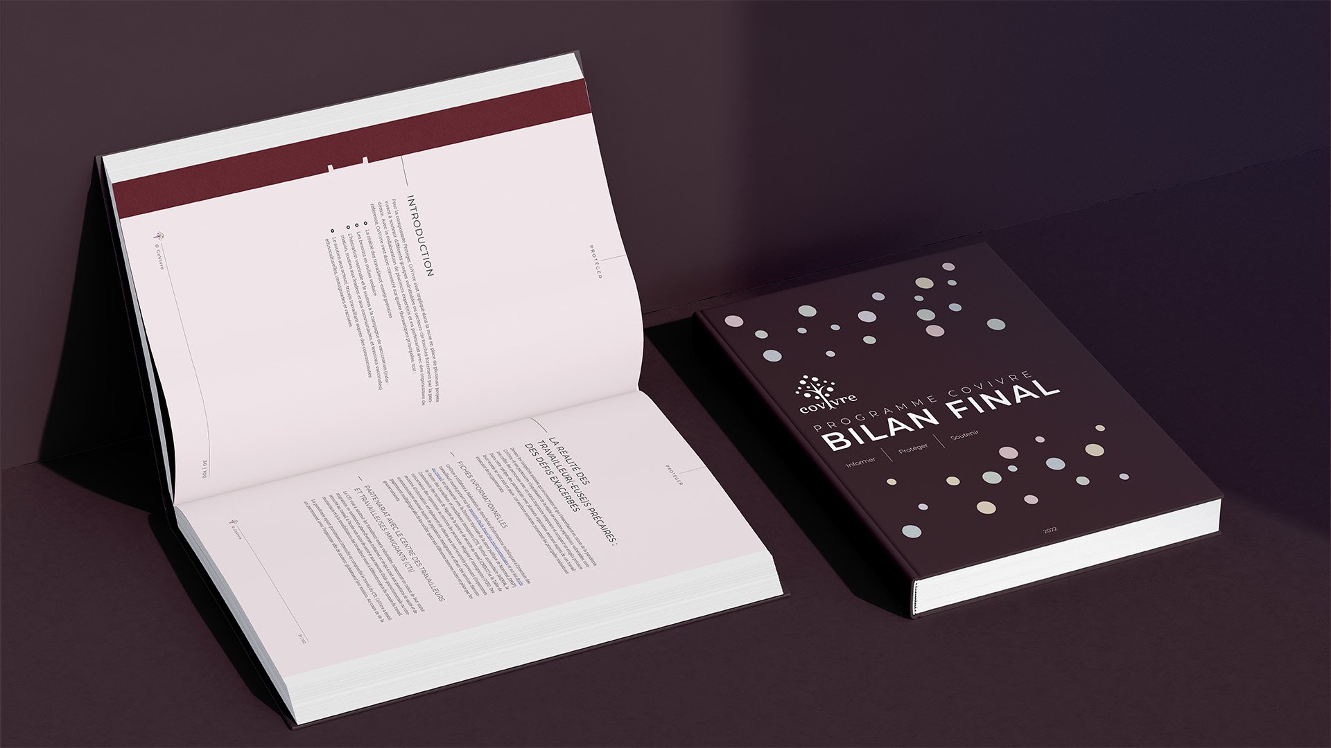 Un livre ouvert et un livre fermé sur une surface sombre. La couverture du livre fermé porte le titre "Bilan Final" avec un logo et des cercles colorés, la page ouverte affiche des textes en français.