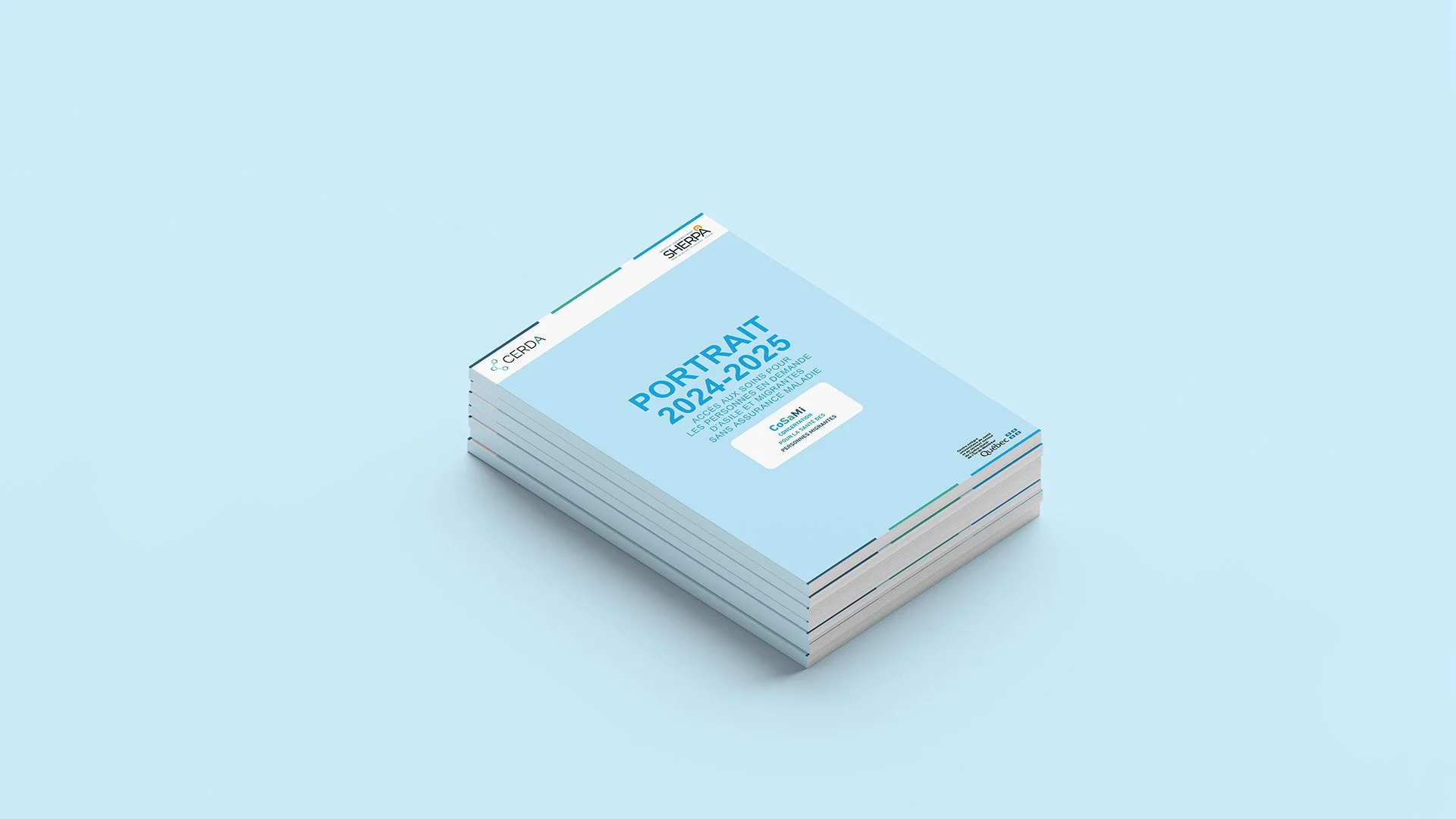Une pile de rapports bleus intitulées "Portrait 2024-2025, CoSaMi" avec un sous-titre, des logos et des textes en français, posée sur un fond bleu clair.