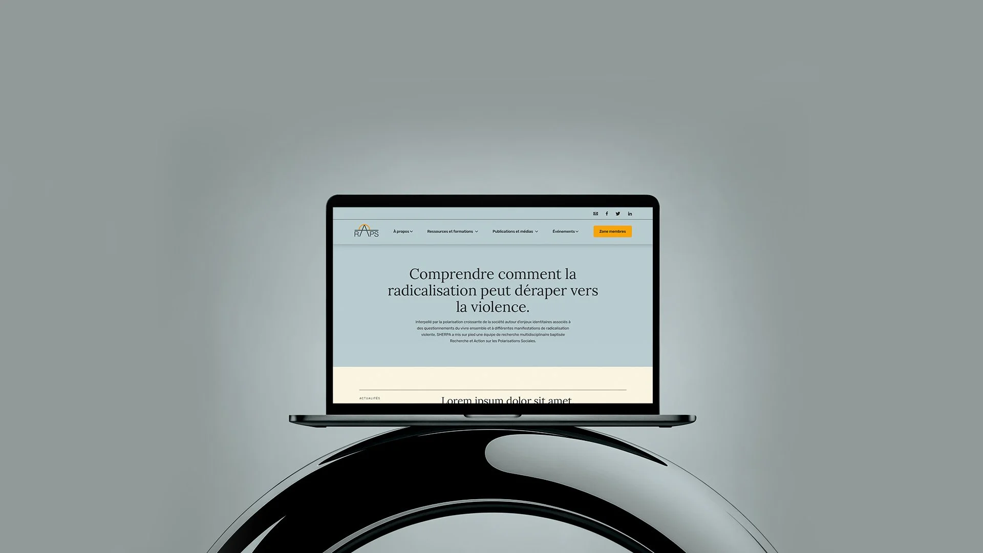 Un ordinateur portable affichant une page web présentant une équipe de recherche, posé sur une surface argentée incurvée, contre un fond gris clair.